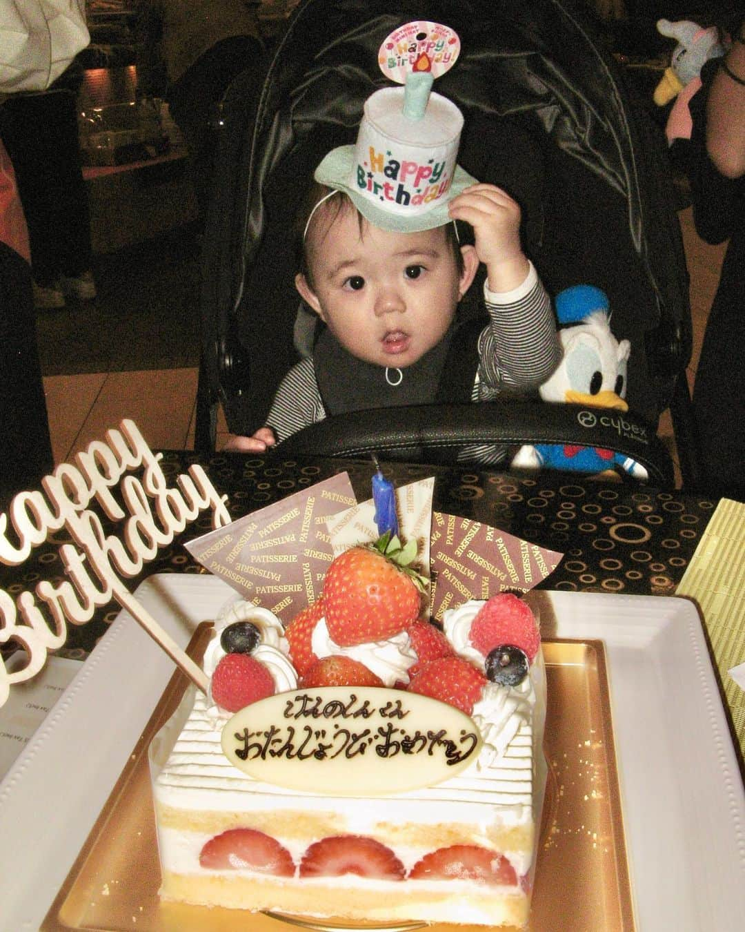 松永ちさとさんのインスタグラム写真 - (松永ちさとInstagram)「🎁👶🫶🎂🎉 けんの先週1歳になりました🎶 初お泊まりBday Disney🐭🫶👶 お爺お婆と従兄弟家族でひさびさ大集合  家族と姪っ子ちゃんたちがたくさん可愛がってくれたから嬉しかった反面、最後にみんなとばいばいするときけんのがとっても寂しそうな顔してて、みんなと楽しかったこと、お別れが寂しいことももう感じているんだと心の成長を感じました🥹🥹じーん これからいろんなところへみんなでいこうね 家族からのお祝いはすてきな想い出に♡♡  もし20歳で自分の元から離れて住むことになったらその20分の1年がもう終わってしまってあと19年！本当にこれからもっと早そう〜もっと早いかもしれないし子供と過ごせる時は意外と短いなと💫一緒にいてくれるうちはこの時間を大切にくっついてすごそ😍  これはお父さんが撮った写真たち ビンテージカメラえもい✨📸  #12oct2023 #78oct2023 #happybirthday #birthdaytrip #disneyland #disneySea #玄ノ進 #おでかけんのしん #1歳ベイビー #チュロスだいすき #ミルクの隙にビール #お休みは一緒に息抜き #babyroomisNodisney #1番は父の肩車だったね #起きたら人形だらけ #おめでとう♡♡♡」10月19日 14時21分 - chisato_matsunaga