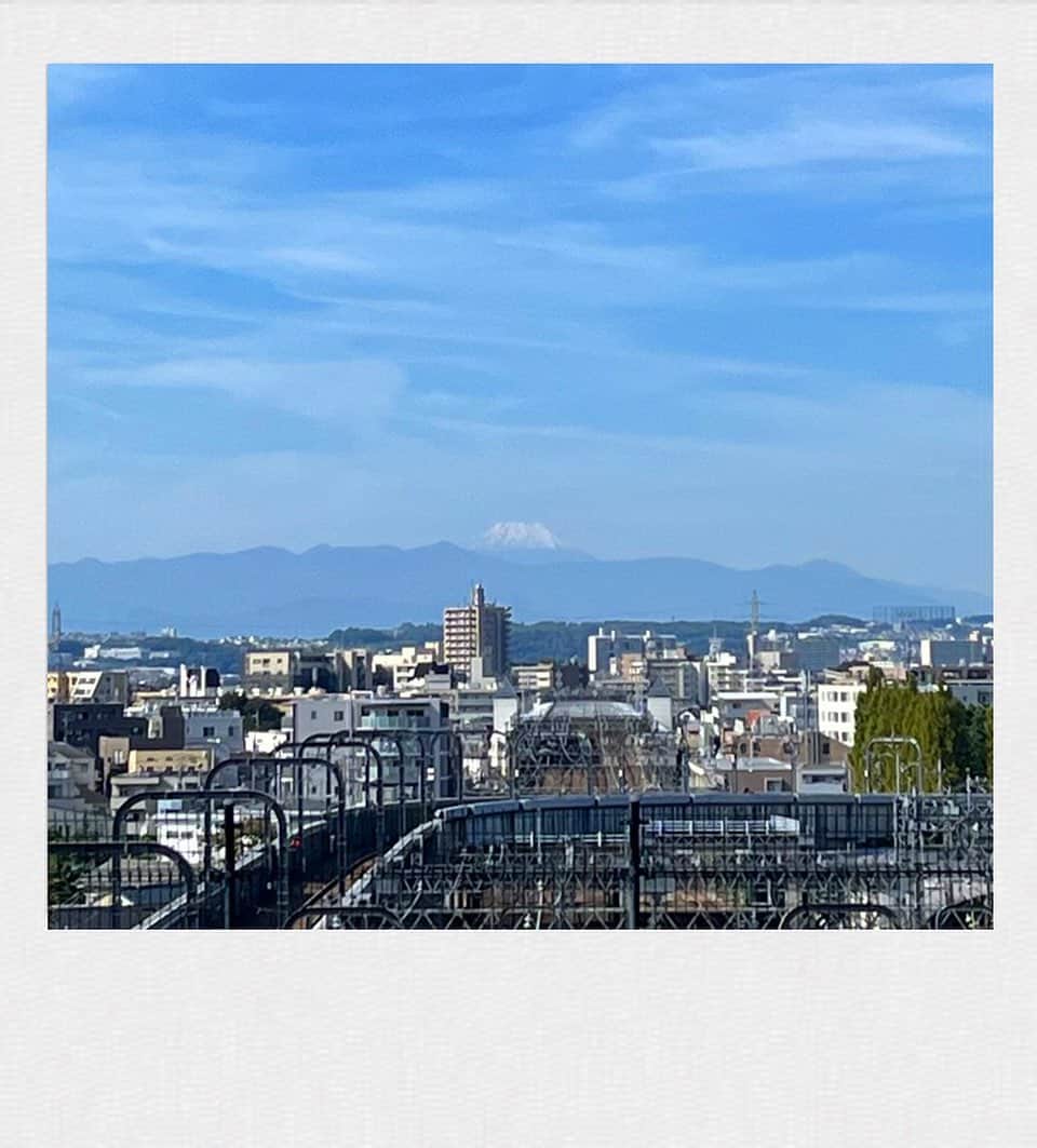 かせきさいだぁのインスタグラム：「今日の富士🗻頭にすっかり雪を被ってました〜❤️ #モンキーるんるん倶楽部」