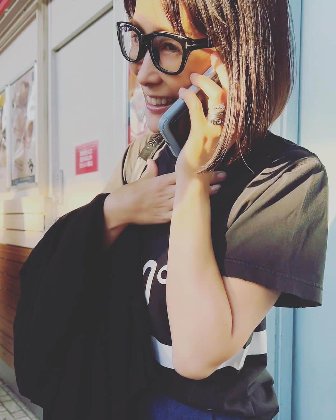 内田恭子のインスタグラム：「こんにちは。  仕事終わりに子供と電話している私。子供と話すとき、こんな嬉しそうな顔してるんだあ笑。大好きだもんな。はい、親ばかです。  2枚目は昨日のゴゴスマの衣装です。  ONE PIECE: TORY BURCH   #親ばか  #衣装  #toryburch  #ゴゴスマ  #内田恭子  #kyokouchida」