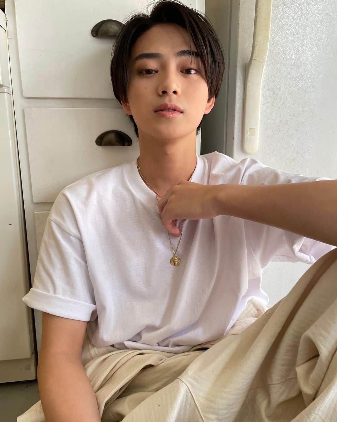 ViViのインスタグラム：「ViVi11月号 「月刊ViVi国宝級イケメン」連載より 岩瀬洋志さんのオフショットをお届け🖤  SNSでイケメン！と話題になった 噂の19歳がついに連載に登場。 角度や表情によっては、 国宝級イケメンの名だたる 先輩たちに引けを取らないほど…！ そんな岩瀬さんの中には 何が入ってるのか、 「イケメン二十面相」の正体に迫りました🫡  ぜひインタビューをチェックしてみてね🫶 #vivi #vivi国宝級イケメン #岩瀬洋志 #yojiiwase #イケメン男子 #かっこいい #国宝級 #オフショット」