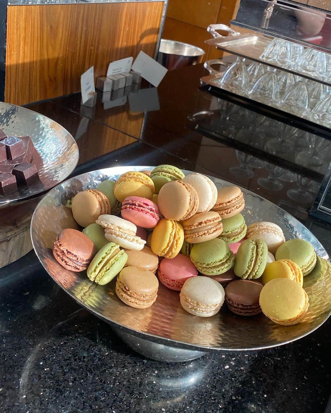 MICさんのインスタグラム写真 - (MICInstagram)「🍽️ @grandhyatthongkong   まいこさんとりょうちゃんと Tiffinへ🫖  マカロンとアイスが自由にとれて 注文したらワッフルとクレープ何枚でも焼いてくれる(꒦ິ⌑꒦ີ)しかもめっちゃおいしい〜 これで一人HK$368は良心的な気がする🐰  #grandhyatthongkong #tiffin #grandhyatt#afternoonteahk #highteahk #afternoontea ##hkfoodie #hkcafe #hkcake  #hkkol #hkinfluencer  #hkjapanese #hkig  #打卡餐廳 #君悅酒店#中灣仔 #灣仔美食  #灣仔cafe  #かわいいカフェ  #アフタヌーンティー #アフタヌーンティー巡り #香港カフェ #香港アフタヌーンティー #香港ランチ  #カフェ巡り #🇭🇰 #海外生活  #香港観光 #香港生活」10月19日 14時28分 - micmofmof