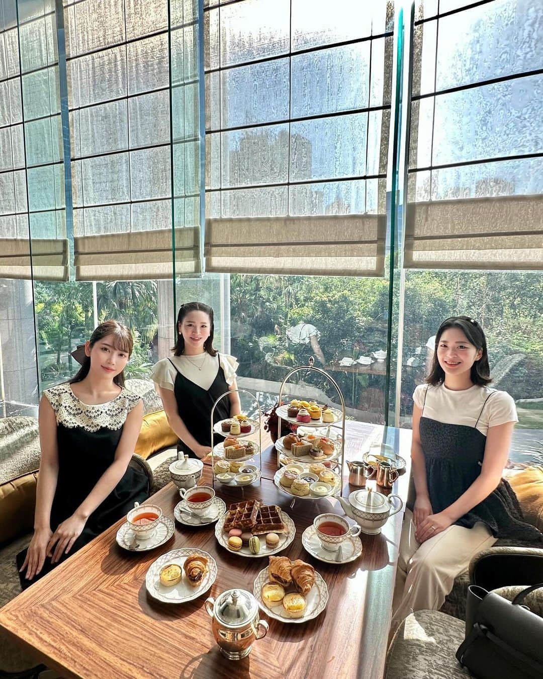 MICさんのインスタグラム写真 - (MICInstagram)「🍽️ @grandhyatthongkong   まいこさんとりょうちゃんと Tiffinへ🫖  マカロンとアイスが自由にとれて 注文したらワッフルとクレープ何枚でも焼いてくれる(꒦ິ⌑꒦ີ)しかもめっちゃおいしい〜 これで一人HK$368は良心的な気がする🐰  #grandhyatthongkong #tiffin #grandhyatt#afternoonteahk #highteahk #afternoontea ##hkfoodie #hkcafe #hkcake  #hkkol #hkinfluencer  #hkjapanese #hkig  #打卡餐廳 #君悅酒店#中灣仔 #灣仔美食  #灣仔cafe  #かわいいカフェ  #アフタヌーンティー #アフタヌーンティー巡り #香港カフェ #香港アフタヌーンティー #香港ランチ  #カフェ巡り #🇭🇰 #海外生活  #香港観光 #香港生活」10月19日 14時28分 - micmofmof