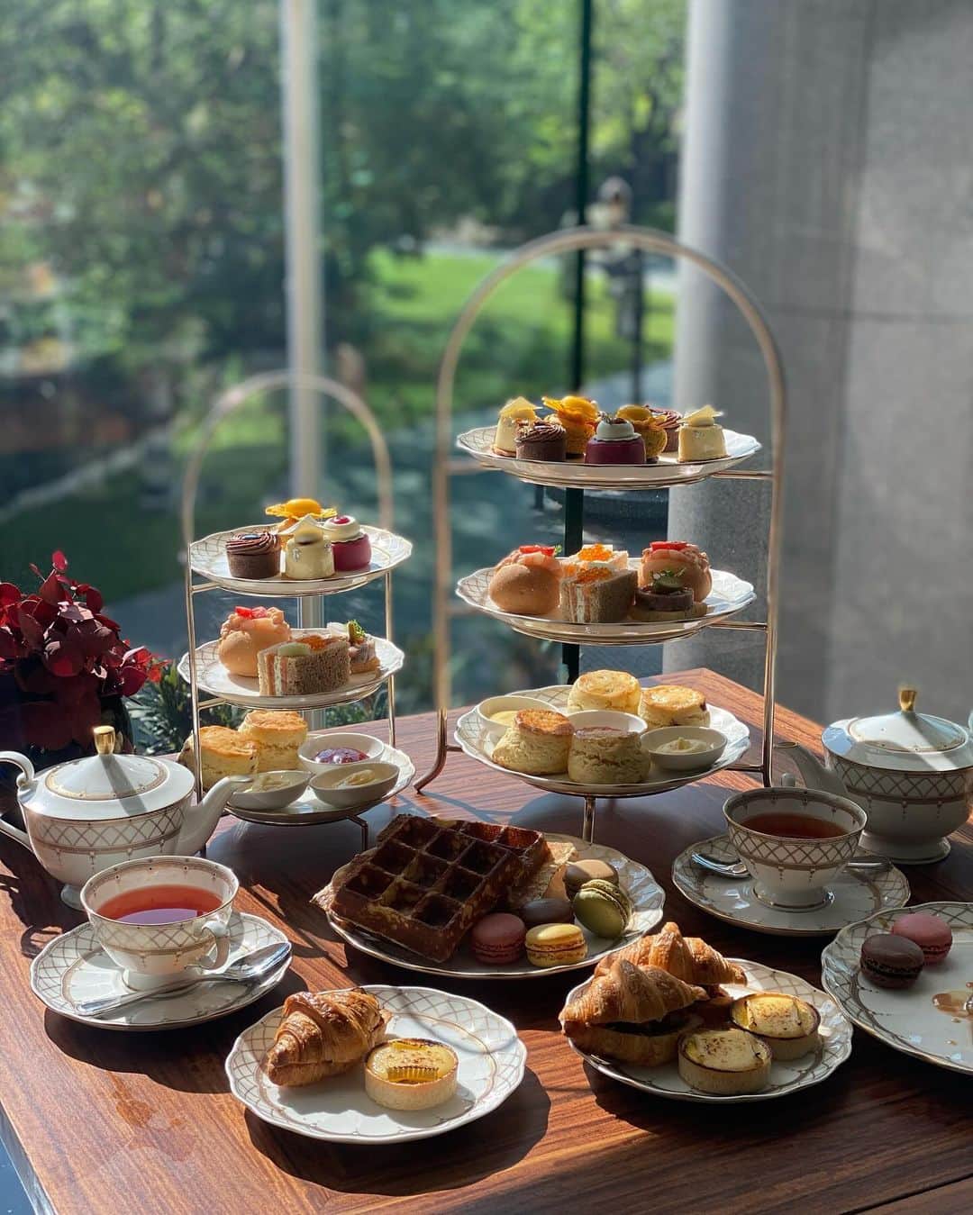 MICさんのインスタグラム写真 - (MICInstagram)「🍽️ @grandhyatthongkong   まいこさんとりょうちゃんと Tiffinへ🫖  マカロンとアイスが自由にとれて 注文したらワッフルとクレープ何枚でも焼いてくれる(꒦ິ⌑꒦ີ)しかもめっちゃおいしい〜 これで一人HK$368は良心的な気がする🐰  #grandhyatthongkong #tiffin #grandhyatt#afternoonteahk #highteahk #afternoontea ##hkfoodie #hkcafe #hkcake  #hkkol #hkinfluencer  #hkjapanese #hkig  #打卡餐廳 #君悅酒店#中灣仔 #灣仔美食  #灣仔cafe  #かわいいカフェ  #アフタヌーンティー #アフタヌーンティー巡り #香港カフェ #香港アフタヌーンティー #香港ランチ  #カフェ巡り #🇭🇰 #海外生活  #香港観光 #香港生活」10月19日 14時28分 - micmofmof