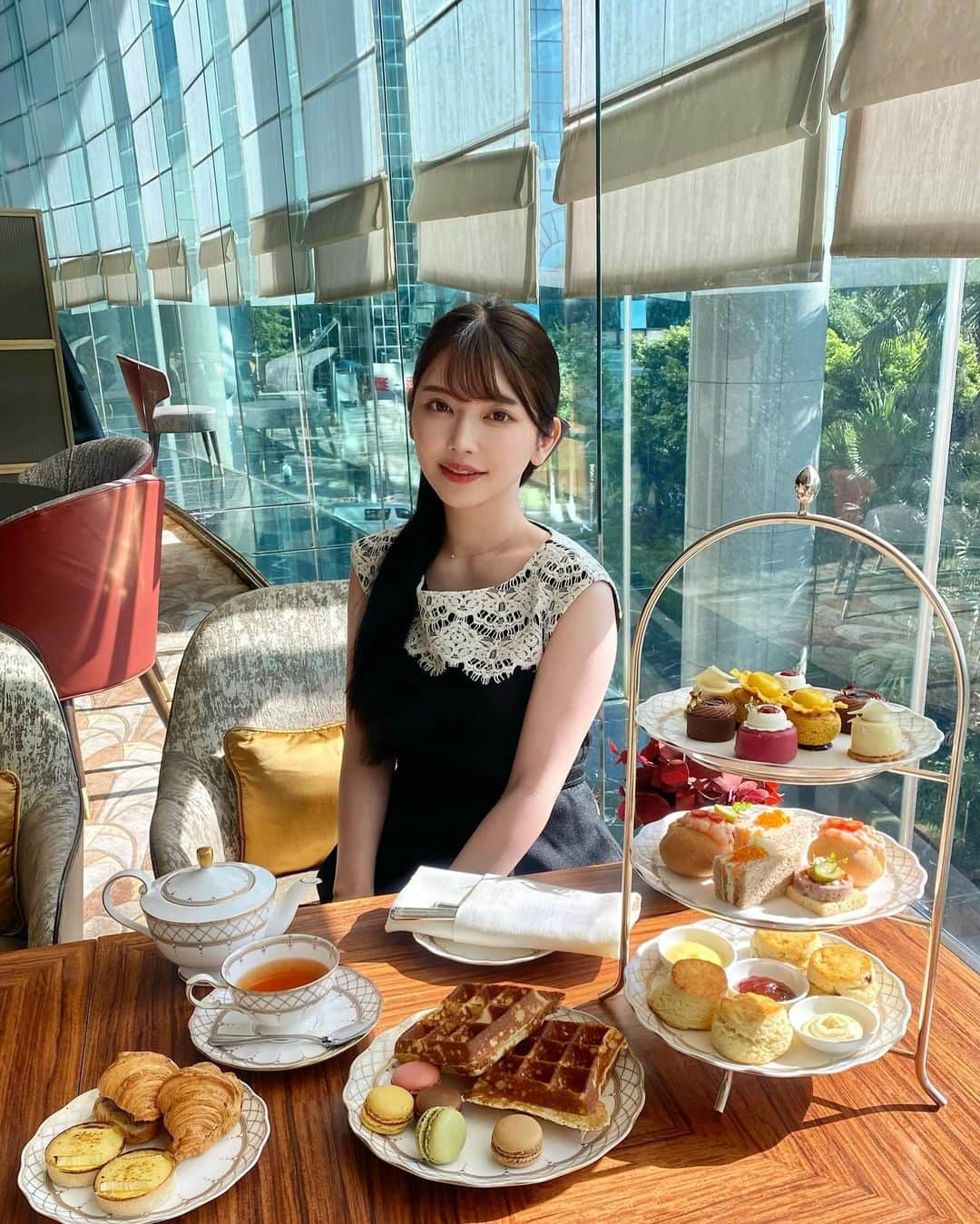 MICさんのインスタグラム写真 - (MICInstagram)「🍽️ @grandhyatthongkong   まいこさんとりょうちゃんと Tiffinへ🫖  マカロンとアイスが自由にとれて 注文したらワッフルとクレープ何枚でも焼いてくれる(꒦ິ⌑꒦ີ)しかもめっちゃおいしい〜 これで一人HK$368は良心的な気がする🐰  #grandhyatthongkong #tiffin #grandhyatt#afternoonteahk #highteahk #afternoontea ##hkfoodie #hkcafe #hkcake  #hkkol #hkinfluencer  #hkjapanese #hkig  #打卡餐廳 #君悅酒店#中灣仔 #灣仔美食  #灣仔cafe  #かわいいカフェ  #アフタヌーンティー #アフタヌーンティー巡り #香港カフェ #香港アフタヌーンティー #香港ランチ  #カフェ巡り #🇭🇰 #海外生活  #香港観光 #香港生活」10月19日 14時28分 - micmofmof