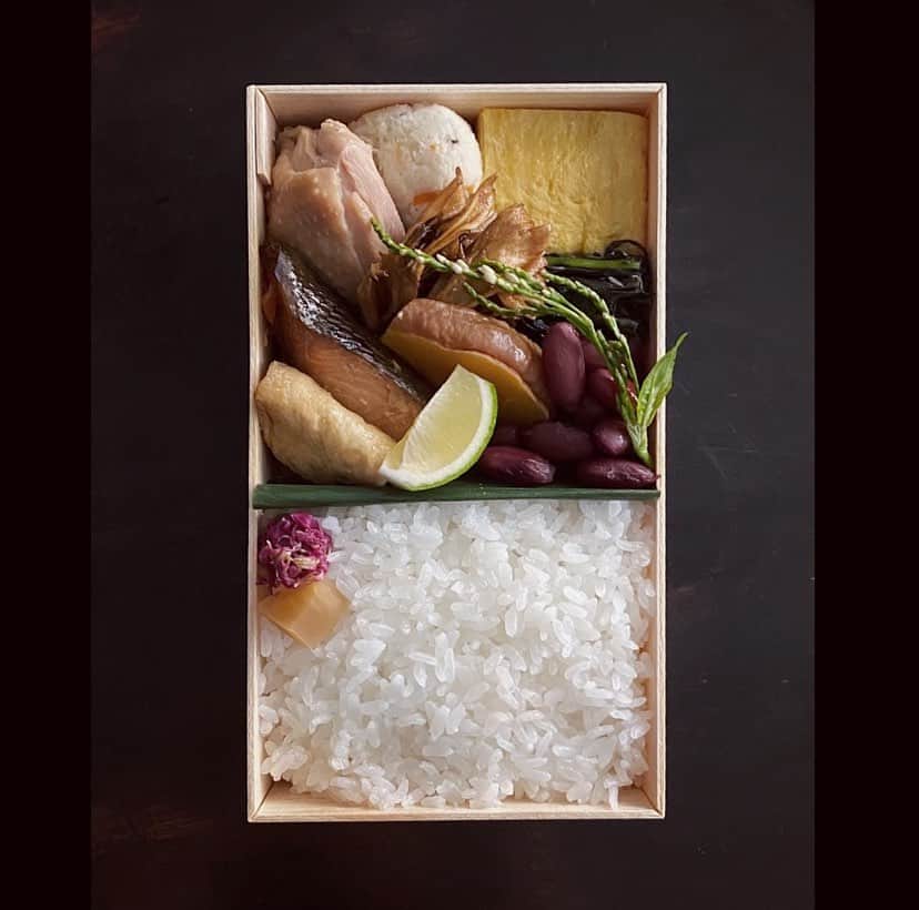 後藤しおりのインスタグラム：「今日は土鍋ごはん弁当・七寸とぼだっこ海苔弁当。昼分と夜分、納品先や用途に応じてメニュー違い。写真1枚目は久しぶりの能楽研究所へ。2枚目は連日オーダーのお客様なのでイレギュラー内容。お魚が小鯵なのでお野菜料理多め。作る過程の目の前の景色が大好きな秋色で幸せな気持ちになる。」