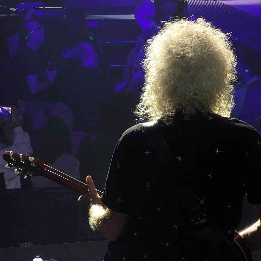 ブライアン・メイのインスタグラム：「Good night PHILADELPHIA !!! Sweet dreams !  pic: Sarah Rugg - thanks !  Bri」
