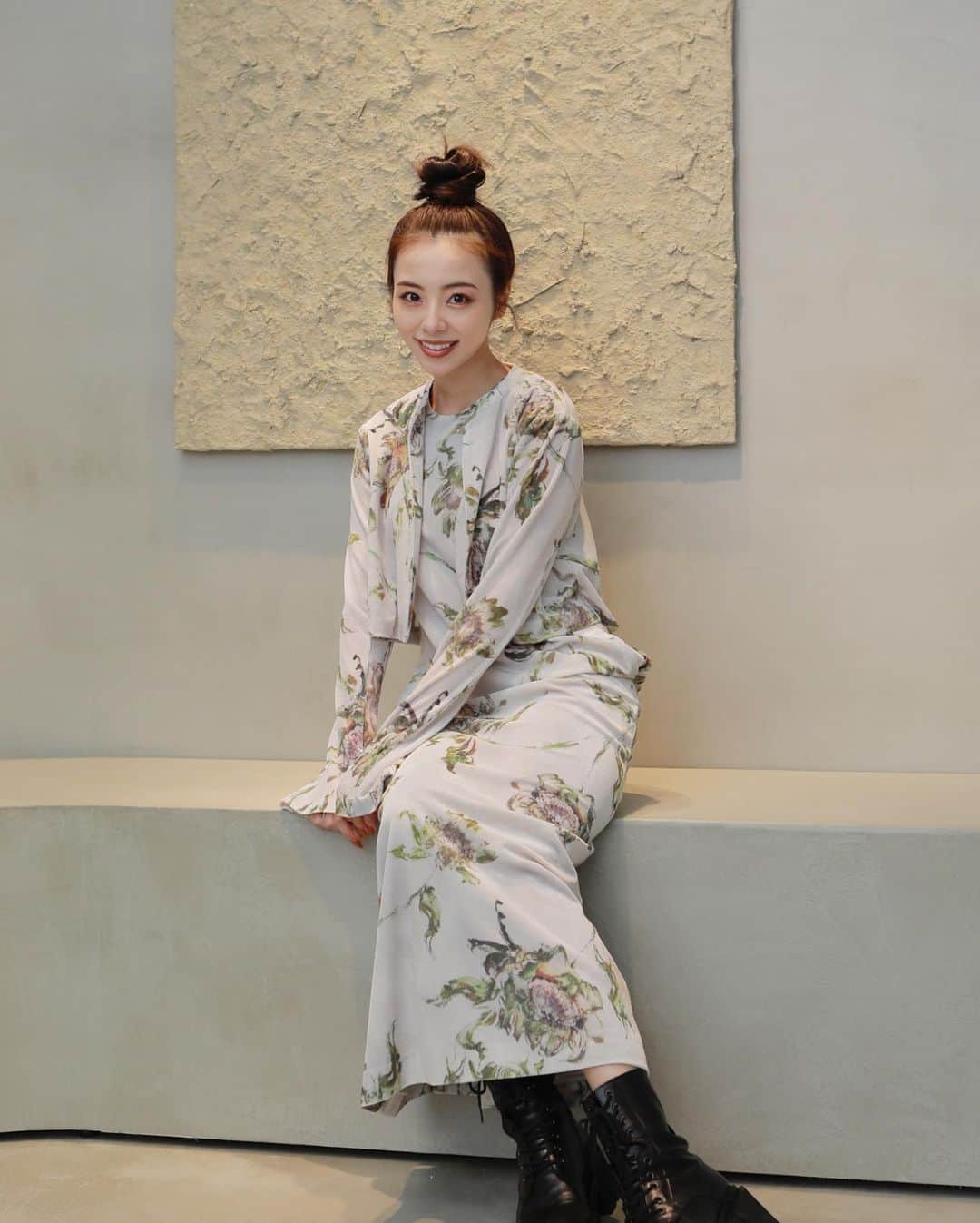 のインスタグラム：「🪷🪷 Ameri VINTAGEの代官山店リニューアルオープンイベントに招待して頂きました🪻ふぅ〜♡ 又すぐ行こう！！  今着ているのは、 "DRY FLOWER VELOUR DRESS" ドライフラワーがモチーフのデザイン+° めっちゃ可愛い、綺麗。」