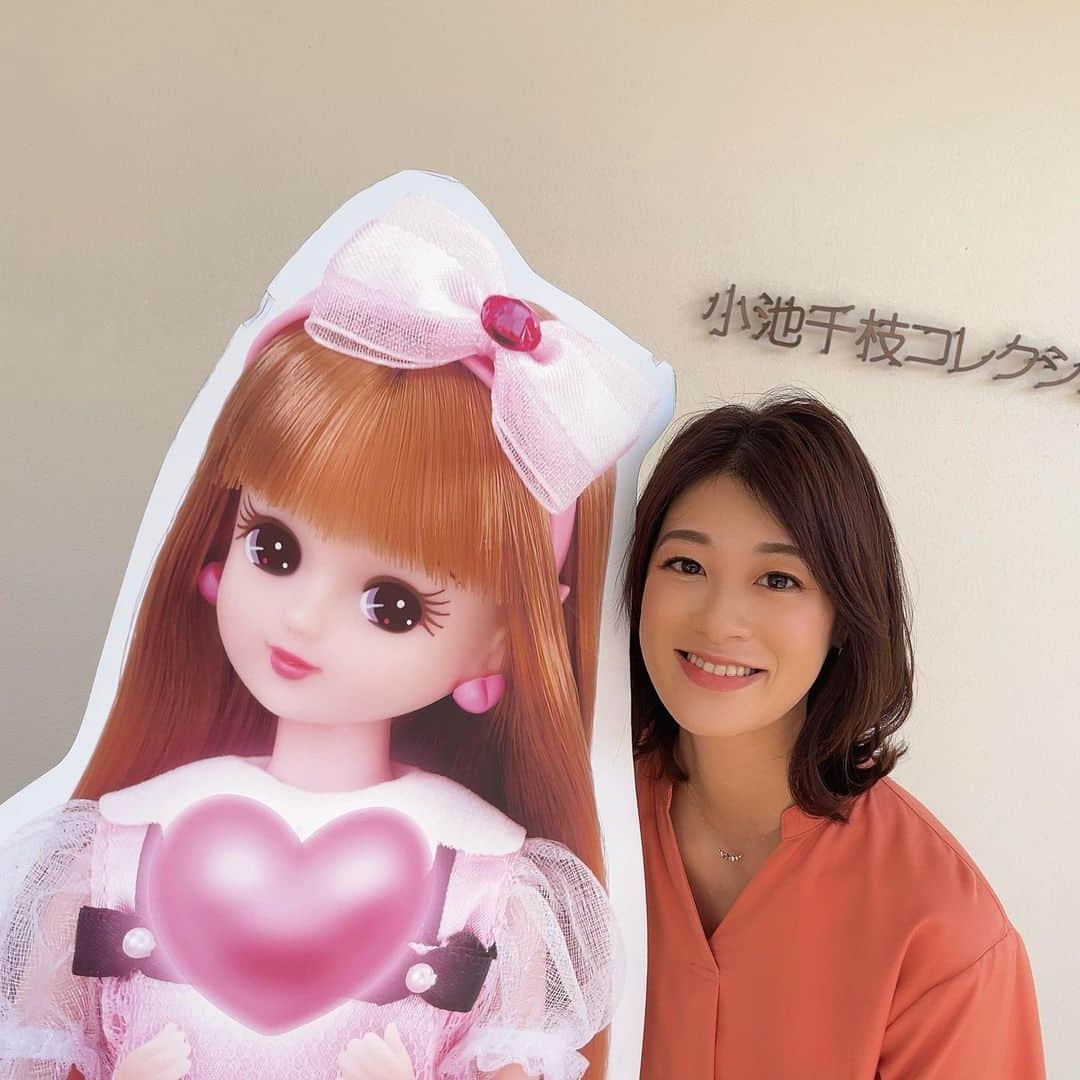 小宮山瑞季のインスタグラム：「1967年(昭和42年)に発売がはじまった リカちゃん人形♡♡♡  その初代から最近までのリカちゃん約400点を集めた 展示会が須坂市で開催されています☺️💓  #世界の民俗人形博物館  わたしも展示会におじゃますると、 様々な衣装に身を包んだリカちゃんがズラっと並び きらきらした空間が広がっていました😎✨  初代、2代目、3代目、現代の4代目と 時代の移り変わりを見ていくと、 ファッションや顔つきに違いが出ていて、 見ているだけでも懐かしさや、 おしゃれなファッションも楽しむことができます♩  親子、ご家族、お友達で訪れて、 お気に入りのリカちゃんを探してみては？🌷  展示会は、1月21日までです！ 定休日は、水曜日です！   #リカちゃん  #みんなの信州  #ニュース  #リカちゃん人形  #展示会  #須坂市  #suzaka  #休日の過ごし方  #懐かしさ  #レトロ  #retro  #最新  #昭和ファッション  #平成ファッション  #おしゃれ  #しあわせのリカちゃん展  #お出かけオススメスポット  #信州おでかけ  #長野県  #nagano  #長野放送  #アナウンサー  #小宮山瑞季」