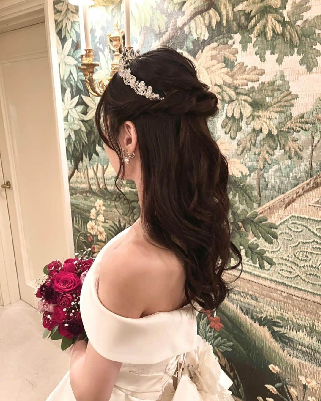 ウェディングヘアメイクルーチェさんのインスタグラム写真 - (ウェディングヘアメイクルーチェInstagram)「ティアラヘアアレンジ  かわいい花嫁さまの 披露宴ヘアスタイル。  ティアラに合わせて ふんわりハーフアップに スタイリング✨  ドレスに人気ティアラ アイボリーアンドコーの アレキサンドラも お似合いでした😍  　 　 ✨ルーチェからのサンクスプレゼント✨  ルーチェにて 挙式ヘアメイクもしくは 撮影ヘアメイクをお申し込み花嫁さまへ  アクセサリー2点レンタル&新郎さまメイク をプレゼントさせていただきます。  ※2023年12月末までに お申し込み花嫁さま対象  お申し込み時に「フォロワープレゼント」と お知らせくださいね✨  ＊＊＊  #ブライダルヘアメイク #出張ヘアメイク#持ち込みヘアメイク#ウェディングヘアメイク#花嫁ヘアメイク#ウェディングヘア#花嫁ヘアスタイル#ヘアメイクリハーサル#ブレ花嫁 #花嫁美容#大人婚#大人花嫁#プレ花嫁」10月19日 20時06分 - wedding_luce