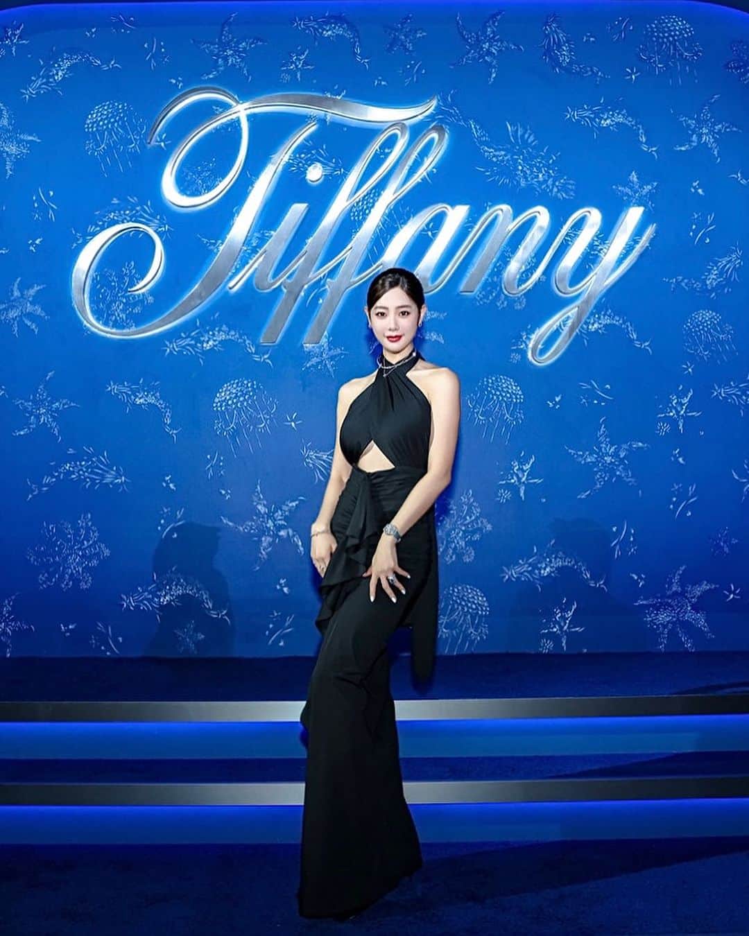 クララのインスタグラム：「Thank you 💎Tiffany&Co💎  Out of the blue in Shanghai  @tiffanyandco #TiffanyHighJewerly #TiffanyBlueBook #TiffanyAndCo #JeanSchlumberger」