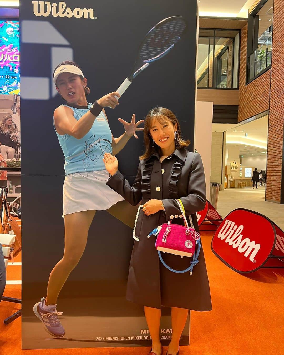 加藤未唯のインスタグラム：「WILSON TENNIS SQUARE 2023  in ARIAKE GARDEN🎾  有明ガーデンに行ってきました！ 無料でテニス体験(ウイルソンのお兄さんと)が出来たり、 圭くんのパネルの前で写真撮影が出来たり、 ショッピングを楽しめたり、盛りだくさんでした😆🩷 わたしもテニスをやって来ましたが、 圭くんに見られてると思ったら緊張しました🥺😇  東京に行くこと知らせてないのに、たくさんの方に声をかけて頂き、 プチ写真＆サイン会しました📸✍ 10/22(日)までオープンしてるので、是非いらしてくださいね〜😘 #ウイルソン #有明ガーデン」