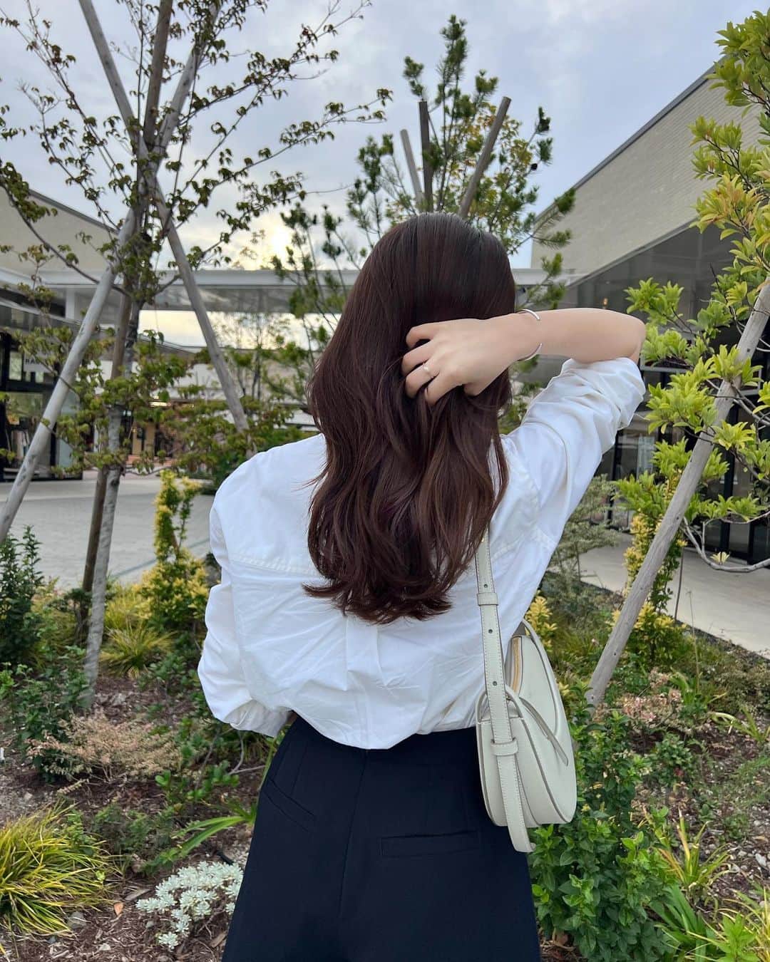 MIYUさんのインスタグラム写真 - (MIYUInstagram)「過ごしやすい良い季節🍃 ずっとこの気候がいいな⛅️  最近はKINUJOのドライヤーを使ってるよ🪽 ・小さくて軽い ・見た目がお洒落でコンパクトに収納できる ・風量強めであっという間に乾く いいところがたくさん🌬️  お気に入り♡  #KINUJO #キヌージョ #絹女 #美容家電 #ヘアケア #ツヤ髪#kinujo_ad #サロン級 #ドライヤー #ヘアアイロン #美容 #美容師おすすめ」10月19日 19時59分 - miyu__.oo