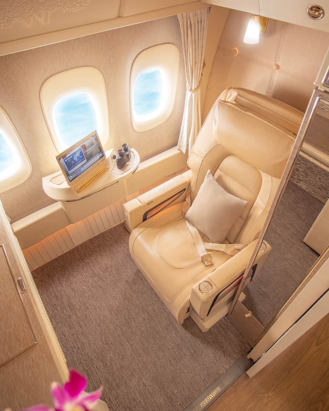 エミレーツ航空のインスタグラム：「Welcome to the Game Changer. Your hotel room in the sky.  #Emirates #FlyBetter」