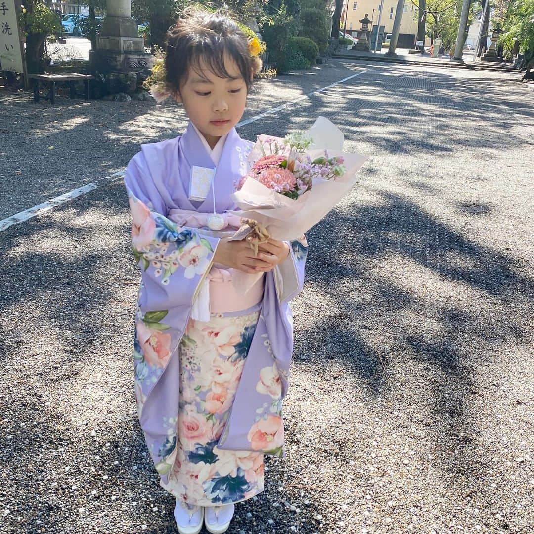 Akinori Shimizuのインスタグラム：「2doの志ゴト  以前述べた当店でおこなってる 「サンクスカード」 〜上司、部下関係無くお互いを尊重し高めう事を前提に スタッフ1人1人の良い所を見つけて 感謝のメモを贈りあうこと〜 もちろん、お客様の良い所を見つけて お客様の生活に活力を与え より良いライフスタイルを提供する事が 私達のミッション。 まずは身近で長く同じ時間を共有するスタッフ間同士で プラスのエネルギーを循環させる事が大切だと思います。  2do(ニド)  〒433-8123  静岡県浜松市中区幸4丁目18-19 1F TEL 053-522-8056 定休日 毎週月曜日、第3日曜日 営業時間  平日 10:00〜19:00 　　　　(カット最終受付18:00)  土日祝 9:00〜18:00 　　　　(カット最終受付17:00) 駐車場 6台あり  #浜松美容室 #浜松ヘアサロン #2do #ミッション」