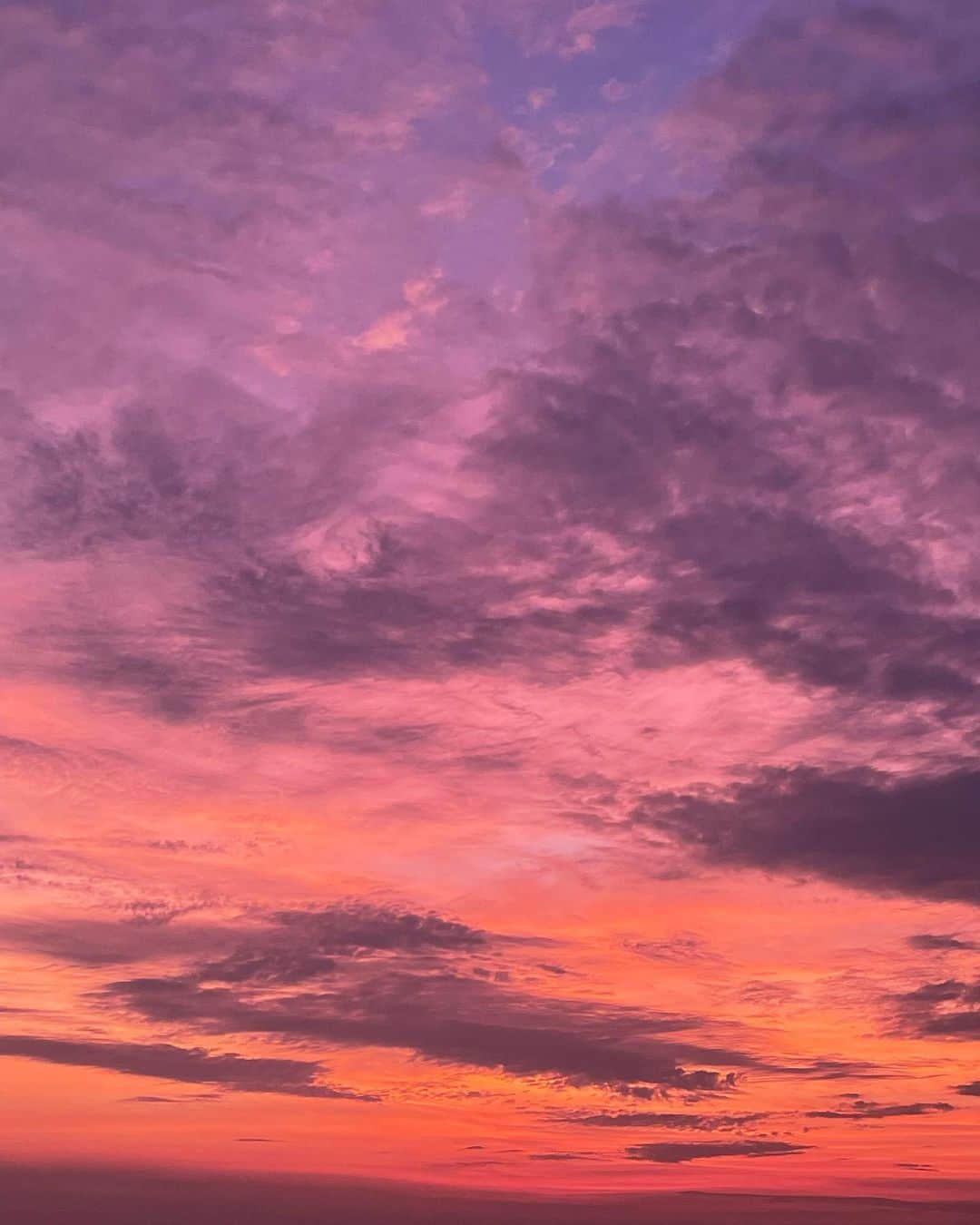 坂本奈津美さんのインスタグラム写真 - (坂本奈津美Instagram)「夕暮れの空が焼けてる✨ 深刻な大気汚染で辛く長かったように感じた乾季も、もうすぐおしまいの予感☺️  #langit #langitjakarta #langitindah #indonesia」10月19日 20時02分 - sakamoto_natsumi