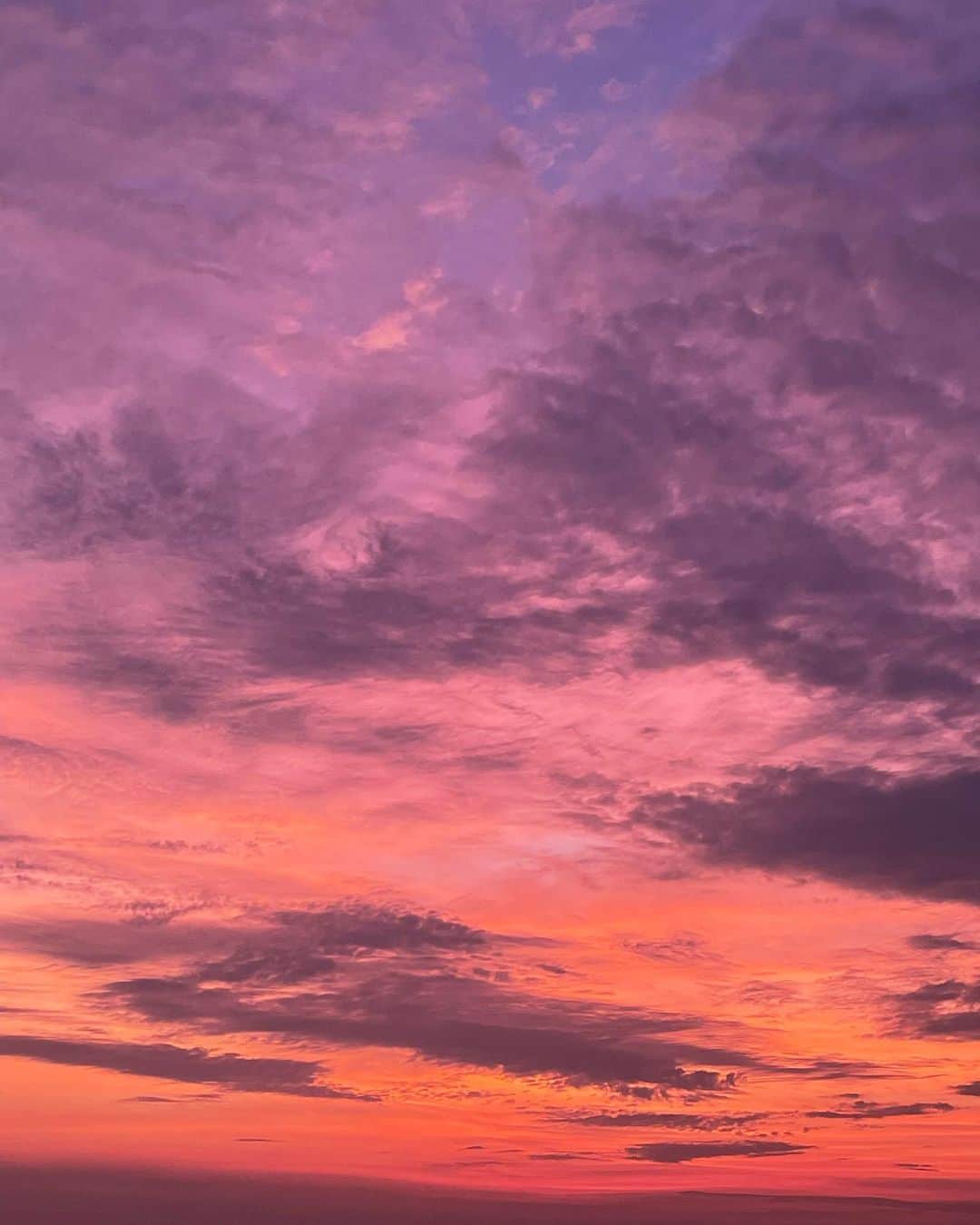 坂本奈津美のインスタグラム：「夕暮れの空が焼けてる✨ 深刻な大気汚染で辛く長かったように感じた乾季も、もうすぐおしまいの予感☺️  #langit #langitjakarta #langitindah #indonesia」