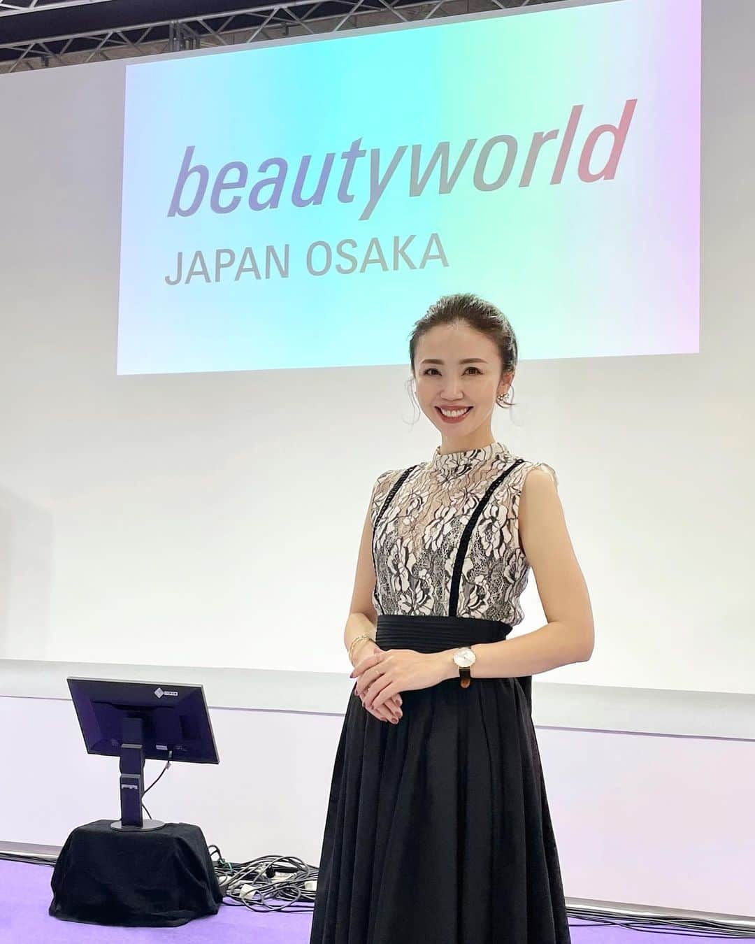 玉村 麻衣子のインスタグラム：「【ビューティーワールド ジャパン 大阪】 昨日のビューティーワールド ジャパン 大阪にて、ステージセミナーを開催させていただきました。 @beautyworldjapanofficial   今回は、「自分に似合う眉」の見つけ方、描き方をデモンストレーションを交えながらご紹介。 座席は全て満席で、立ち見で聞いてくださる方もいらっしゃり、本当に嬉しかったです☺️  今回デモンストレーションモデルをお願いしたのは、私の20年来の友人 @akino_.himeshima 。 いつ会ってもパワフルで面白くて、今回もたっぷり刺激をもらってきました^ ^  ご関係者のみなさま、セミナーに足を運んでくださったみなさま、本当にありがとうございました✨  #ビューティーワールド #ビューティーワールドジャパン #ビューティーワールドジャパン大阪 #メイク#アイブロウメイク #アイブロウ#眉#眉メイク#眉毛#eyebrow #美眉#美眉アドバイザー#玉村麻衣子 #美容#beauty#メイク#make#makeup」