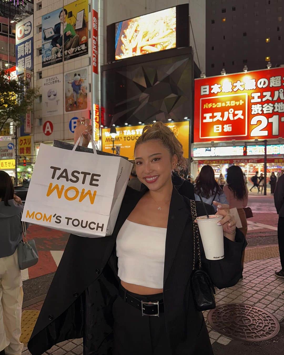 植野有砂さんのインスタグラム写真 - (植野有砂Instagram)「オーダーしてから作ってくれるとってもフレッシュなバーガーが食べられるMom's Touch (マムズタッチ)　🍔🔥 10/20(金)〜11/9(木)まで渋谷で３週間ポップアップストアが開催されます！ 大人気なので予約を取った方が確実に食べられるよ💓 韓国では1,400店舗展開するNo.1のバーガー&チキンブランドなんだそう！ 本当に美味しかった〜🥹次は韓国でも食べてみたいっ！！  @momstouch.jp #MOMSTOUCH #マムズタッチ」10月19日 20時04分 - alisaueno