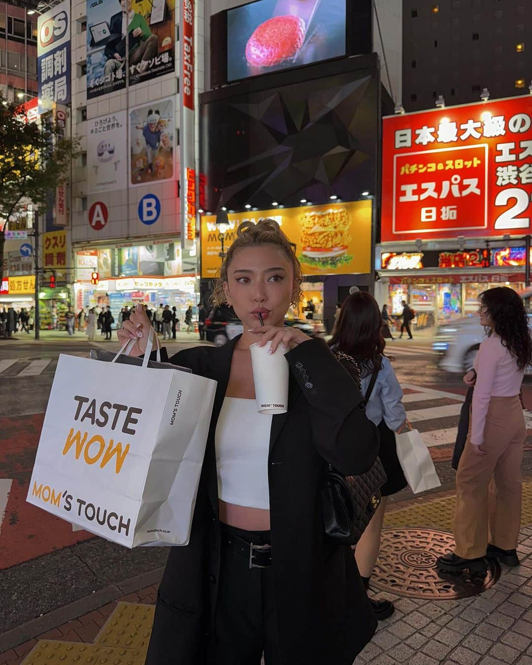 植野有砂のインスタグラム：「オーダーしてから作ってくれるとってもフレッシュなバーガーが食べられるMom's Touch (マムズタッチ)　🍔🔥 10/20(金)〜11/9(木)まで渋谷で３週間ポップアップストアが開催されます！ 大人気なので予約を取った方が確実に食べられるよ💓 韓国では1,400店舗展開するNo.1のバーガー&チキンブランドなんだそう！ 本当に美味しかった〜🥹次は韓国でも食べてみたいっ！！  @momstouch.jp #MOMSTOUCH #マムズタッチ」