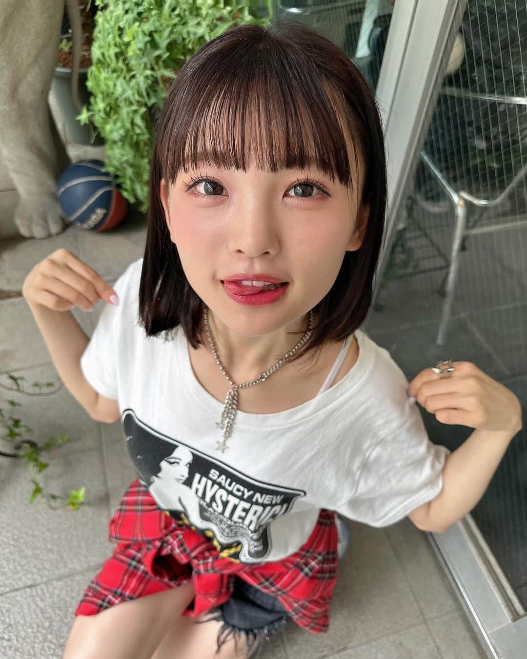 のインスタグラム：「しんしんに上目遣いされたい？😼𖤐  ⠀  いつも部屋着で着てるTシャツをお外に連れ出してみました！クタクタᐡ｡• ·̫ •｡ᐡ  #彼女の私服がかわいい #低身長コーデ #sサイズコーデ #156cm #骨格ウェーブ #ロングボブ #hystericglamour #jouetie #tinajojun #nike #スニーカー女子 #ootd」