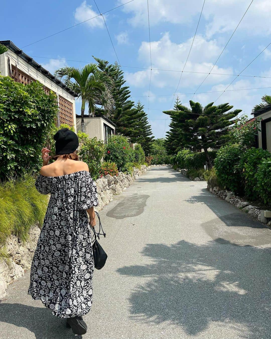 難波礼華さんのインスタグラム写真 - (難波礼華Instagram)「旅行振り返ってみよーっと🏝️  宮古島いつもシギラ泊まるんだけど 今回初めてヴィラタイプ♡ 靴ぬいで入るから床ハイハイしても汚れとか気にしなくていいし、ベッドも低くて落ちる心配もなし👼🏼 室内に階段もあるから上り下りの練習も出来て大満足♡ 小さいうちはヴィラタイプがいいね♡ とってもおすすめ🫶🏼🫶🏼🫶🏼 室内の写真全然撮ってなくて撮ればよかったw  思いっきりリゾート感出るし、 この時期にちょうどいいワンピ💕 大好きな　@sandlessmoon ♡ 宮古島にピッタリだった♡」10月19日 14時35分 - ayakanamba