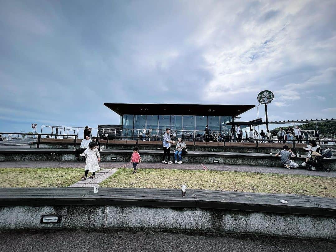 日下裕江さんのインスタグラム写真 - (日下裕江Instagram)「𝐒𝐞𝐜𝐨𝐧𝐝 𝐝𝐚𝐲 ✼••┈𝐴𝑟𝑟𝑖𝑣𝑒𝑑 𝑖𝑛 𝐴𝑤𝑎𝑗𝑖 𝐼𝑠𝑙𝑎𝑛𝑑 ┈••✼  2日目にやっと淡路島入りしました〜♪*。  淡路島に入るには 先ずは明石海峡大橋✩︎⡱  渡った先にあるのは… 淡路島唯一のスターバックスコーヒー☕️ 淡路ICにしか無いんですよー꜆꜄꜆  しかし、ロケーションが最高🙌✨ 富山県のスタバが日本一美しいスタバと言われているけど、個人的には海が一望できるここのスタバの方が好きかも❣️  明石海峡大橋と海と神戸の街並みが見えるなんて、 きっと晴れてたらもっと最高だし、 サンセットもヤバいはず❣️ 夜はきっとハーバーランドの夜景も綺麗なんだろうなー✨  ここのスタバ また来たいです😍☕️  大観覧車もあって、 夜はきっと夜景が綺麗なんだろうな〜🎡  #淡路島 #淡路島観光 #明石海峡大橋 #淡路IC #淡路島スターバックス #スターバックスコーヒー #日本一美しいスターバックス #景観の美しいスタバ #淡路島サービスエリア #西のリゾート #淡路島 #兵庫県 #日本 #japan」10月19日 14時37分 - hiroe___h