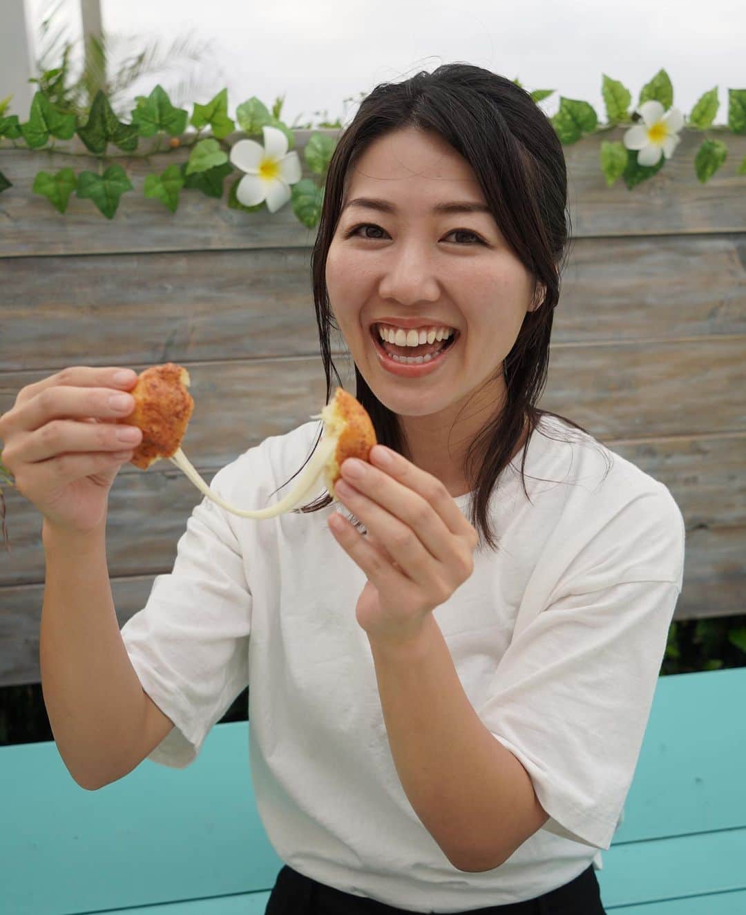 Yuri Sakuraiさんのインスタグラム写真 - (Yuri SakuraiInstagram)「鯖バーガーも人気なのですが、 サーターアンダギー人気がすごい！ @mkcafe_okinawa   島豆腐がはいってるので、 もちもちしていて、揚げたてなので アツアツなサーターアンダギー。  滞在中毎日食べに来てくれたり、 今まで食べた中でいちばん美味しいと SNSに載せてくれたり、 提供させていただいてるもので、 喜んでいただいている声をきけるのは 本当に嬉しいのです🌴  カフェのメニューは、 ただ美味しい！だけではなく、 体のことも考えてオーナーのアイデアと、 フードコーディネーター、栄養士の フードチームが作り上げています🙌  このサーターアンダギーも、 栄養価の高い島豆腐をたっぷり使用したり、 チョコレートのとろけ具合、 チーズの伸び具合など、 美味しさ＋栄養価＋写真映え、動画映え を融合しています。  黒糖、紅芋黒糖、濃厚チョコ、 のびーーーるチーズと全部味わって頂きたいので、 全て食べられるALL STARがオススメっ！  那覇空港からも車で約10分で、 海外気分、南国気分を堪能できる 瀬長島ウミカジテラスの38番。 （2階1番はじ）  #沖縄#サーターアンダギー#ウミカジテラス#瀬長島#mkcafe#鯖バーガー#沖縄カフェ#那覇空港近く#沖縄南部#沖縄人気スポット #海の見えるカフェ#沖縄観光#沖縄観光スポット#沖縄南部カフェ#那覇グルメ #豊見城グルメ#沖縄移住#沖縄移住生活#okinawa#okinawajapan #okinawatrip #okinawalife #umikajiterrace」10月19日 14時37分 - yuri_sakuraiii