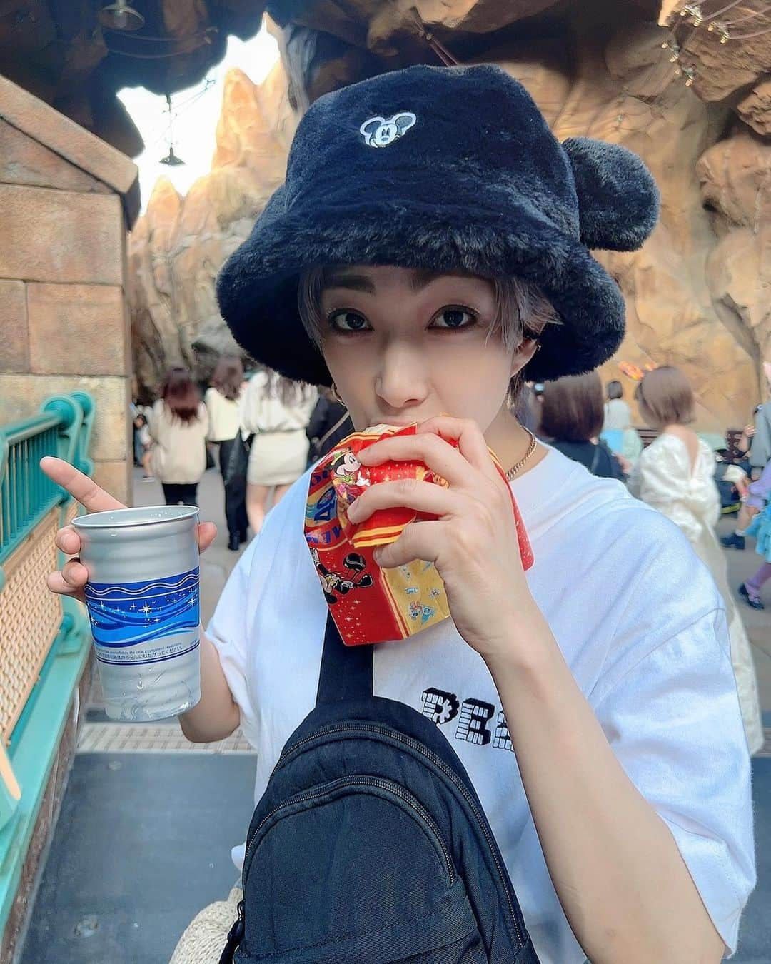 花瑛ちほのインスタグラム：「🐭🌊🫶✨✨🐷✨✨🍻✨✨🥟✨✨  #disneysea  #ビールは人差し指立っちゃう #インパして何より先にビール #デミグラスポテトチュロスてやつ #美味しくておかわり並んだ #食べ盛り #え  #ディズニーって食べ歩きの街だよね ? #リメンバーミー好きすぎて #夜のショー #ミゲルの声聞いて泣くもうすぐ34歳女性独身 #なんとかなるさウンポコロコ #まさかのソアリン乗れなかったから #今度それだけの為に行く #誰か行きませんか」