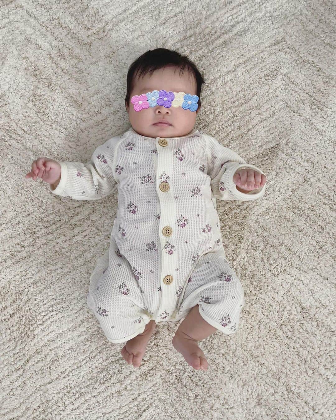 本田朋子さんのインスタグラム写真 - (本田朋子Instagram)「もうすぐで生後3ヶ月に。 首もすわってきて、抱っこもしやすくなりました。 おててをなめるのが好きなので、よだれ多め。 息子の時はスタイはほとんど必要なかったけど、娘はスタイ必須になりそうです。 ご機嫌な時は声を出して笑ってくれたり、ひたすら足の運動を頑張ってます。 もう少ししたらおもちゃを握れるようになるかな！？  そして、だいぶ目が開いてきて、パパ似だねと言われることが多くなりました。 あやすと笑ってくれる娘にパパも癒されているようです♡ もうすでにパパっ子かも！？ パパ、たくさんお世話よろしくねー！笑  #生後2ヶ月 #生後3ヶ月 #二人目育児  #赤ちゃん」10月19日 14時40分 - tomoko_honda_official_phonics
