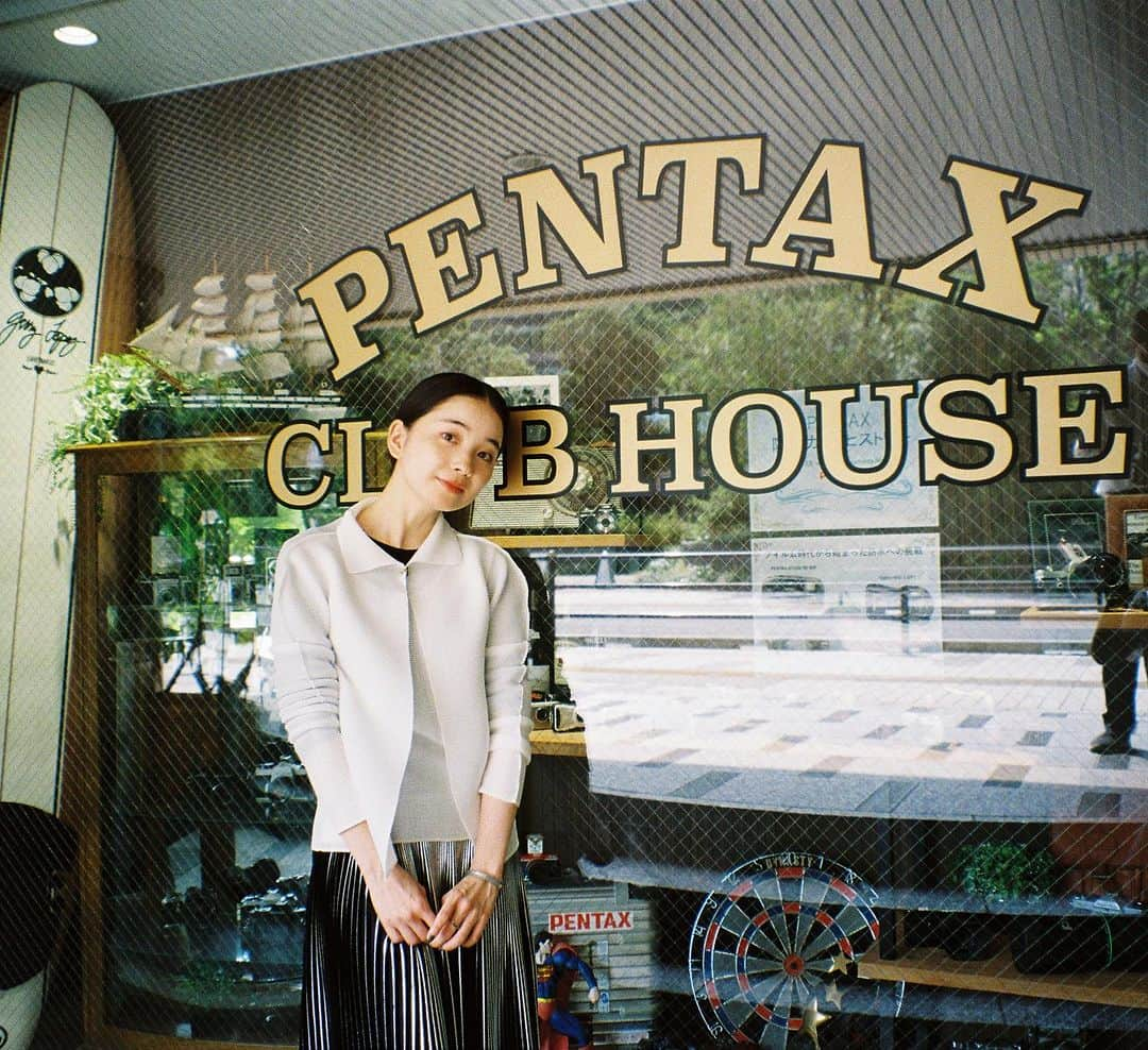 Barfout!さんのインスタグラム写真 - (Barfout!Instagram)「「フィルムカメラの新規製造」を目指す #PENTAX の「フィルムカメラ・プロジェクト」の過程を追う連載『PENTAXフィルム・プロジェクト部日誌』。第6回目は #福地桃子 さんをゲストにお迎えしました！  旅先には必ずカメラを持っていくという福地さん。初めてフィルムカメラで撮影した想い出深いトルコ旅の写真を拝見していると、商品企画・デザイナーの鈴木タケオさんがバックパッカーの先輩（？）であることも判明し、味わいあるフィルム写真を元に旅のお話も大いに盛り上がりました✈️  フィルムカメラの良さや、新たなフィルムカメラに期待することなど、福地さんならではの視点で語っていただいております（多田）  ※こちらの記事は英語版を含めてBARFOUT! webからもご覧いただけます。  #momokofukuchi #barfout #film #filmcamera #PENTAXフィルムカメラプロジェクト #PENTAXフィルムプロジェクト部日誌」10月19日 14時51分 - barfout_magazine_tokyo