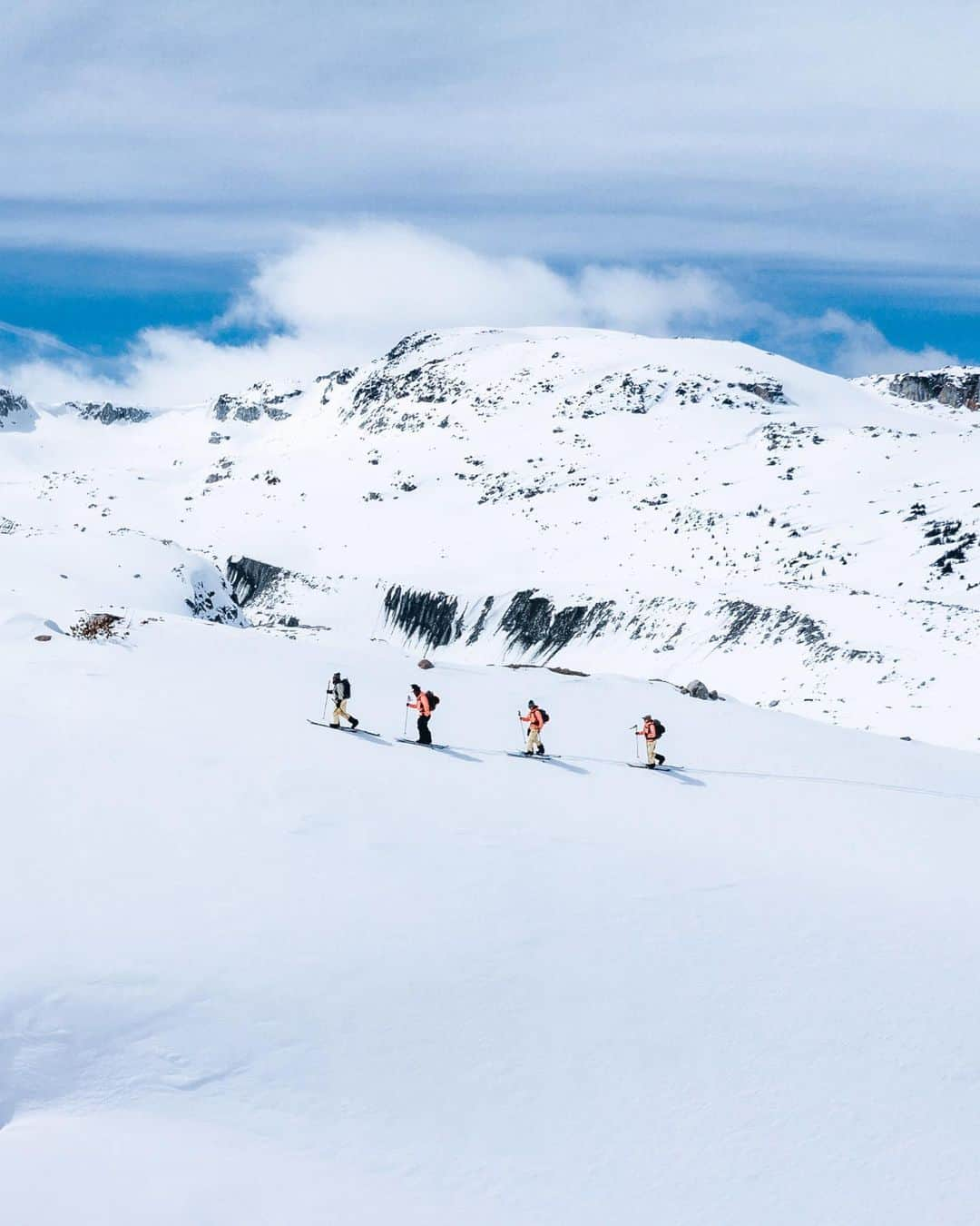 Burton Japanのインスタグラム：「「スプリットボードでのトリップは初めての経験でした。自分の足で山を感じながらゆっくり滑るのは気持ちが良かったですね。ハイクアップもライディングと同じくらい楽しめました」と語るゾーイ・サドウスキー・シノット。ゾーイが着用しているこのアノラックジャケットは、Burton [ak]®︎のクリエイティビティと未来に向けたプロトタイプです。縫い目は最小限に、ライダーの可動域は最大限に発揮します。詳しくはプロフィールのリンクからチェックしてください。※ピンクカラーの販売はありません。 #Burton #BurtonTeam #Snowboarding」