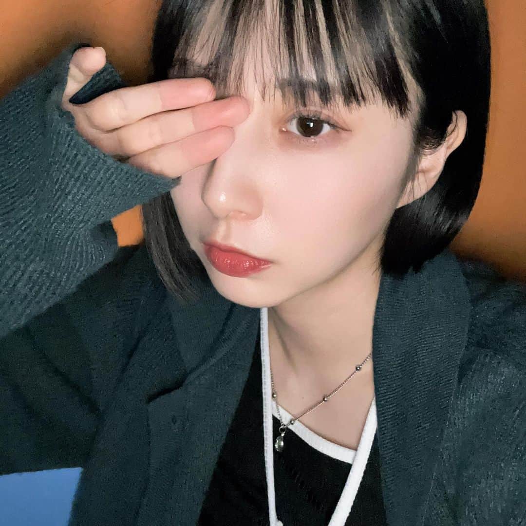 まなこのインスタグラム：「歌ってる時楽しいなあ 明後日が楽しみでつ  10/21 (sat) 18:30 下北沢SHELTER 出番は19:30ごろっ  新曲も、新グッズも、大切なアルバムもあって盛りだくさんねお待ちしております🫶  #MANAKO #셀카 #오오티디 #バンド #下北沢shelter #selfie」