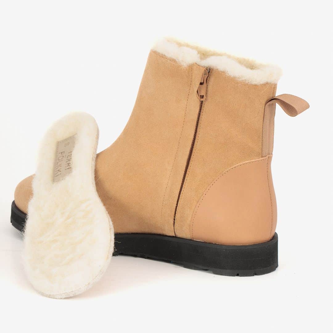 テーリポルキのインスタグラム：「Did you know, that we use merino wool linings in our Winter boots? Merino wool is an extremely good material and it has many excellent features. Click to our stories to find out why we love merino wool and why it is such good material for shoes! . . #TERHIPÖLKKI #terhipölkkishoes #winterboots #merinowool」