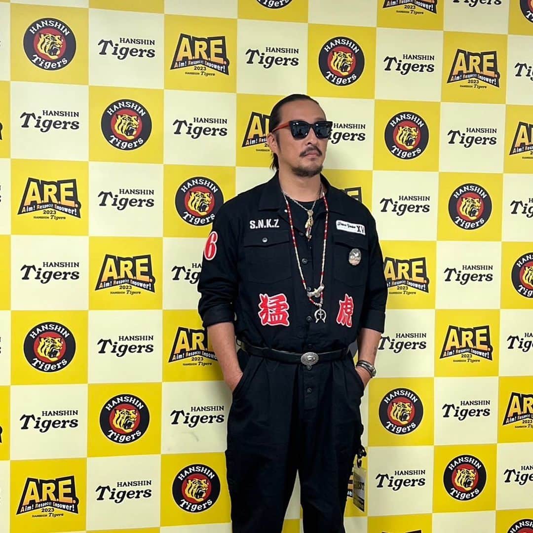 若旦那のインスタグラム：「CS第二戦目　甲子園球場  今日のファーストピッチングセレモニーやらせてもらいます。  親父喜ぶだろうなぁ。。  勝ったら六甲おろしも歌うので応援お願いします！！」