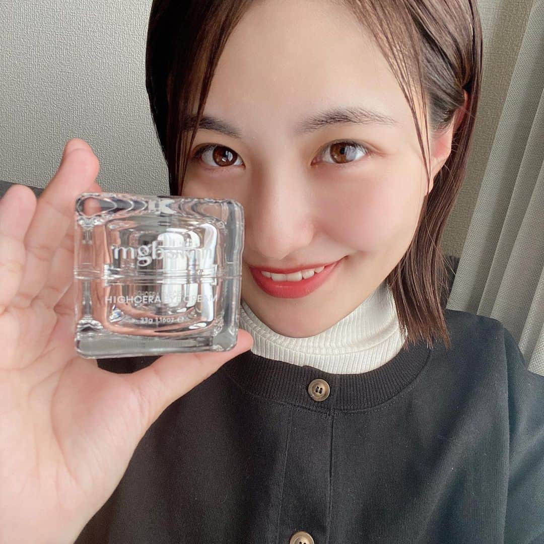 高山侑子さんのインスタグラム写真 - (高山侑子Instagram)「. 【mgb skin】 🤍HIGHCERA EYE CREAM🤍  顔印象を左右する目もとの肌ケアに👁✨️ 年齢とともに目もとの老いが気になってきたので キメ・ハリ・聡明な印象を手に入れたい🙏🙏 使ってみたら潤い感がすごくて 肌が喜んでるのがすぐわかった🥹💕  ✼••┈┈┈┈┈••✼••┈┈┈┈┈••✼ ♥ᴾᴼᴵᴺᵀ⒈ 3種のセラミドでうるおい肌のバリア機能を補強し すこやかな状態へと整える！  ♥ᴾᴼᴵᴺᵀ⒉ 特殊フィルム技術でピンと張ったうるおいの膜を形成。 ハリ感をもたらし、つるんとなめらかな肌へ！  ♥ᴾᴼᴵᴺᵀ⒊ くすんだ印象になりやすい目もとの肌に みずみずしい透明感をもたらしてくれる！ ✼••┈┈┈┈┈••✼••┈┈┈┈┈••✼  敏感肌の人や 乾燥による"くま"や"くすみ"が気になる人には 特にオススメ👍 皆もぜひ試してみてね🥰  #mgbskin #megoodbeauty #PR」10月19日 15時00分 - takayamayuko_stardust