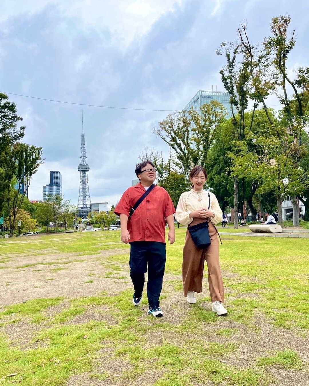 さんのインスタグラム写真 - (Instagram)「美味しく食べて！のんびり歩く🚶💕 新時代のウォーキングを天野さんと体験！ 栄周辺をゆっくりのんびり、お散歩です✨  基本的には"頑張らない‼️"（笑） ただ、少しのルールを守ることで成立します💡  食後30分以内に動き始めるのがポイント✨ →ゆっくり歩いたり、洗い物や洗濯物を取り込むなど 　軽い家事でもおっけいです🙆‍♀️  あとは、背筋を伸ばして25mくらい先を見ながら 大きな歩幅で歩くこと🚶‍♀️  少し意識を変えるだけで 普段の歩きがウォーキングへと変化します💡 ぜひ！やってみてくださいね⭐️  見逃した方はロキポで見てくださいね〜  #東海テレビスイッチ #いっしょにアップデート #ウォーキング #健康歩き #天野ひろゆき さん #高橋みなみ さん #吉田ジョージ #速水里彩 #鈴木翔太」10月19日 14時54分 - thk_switch