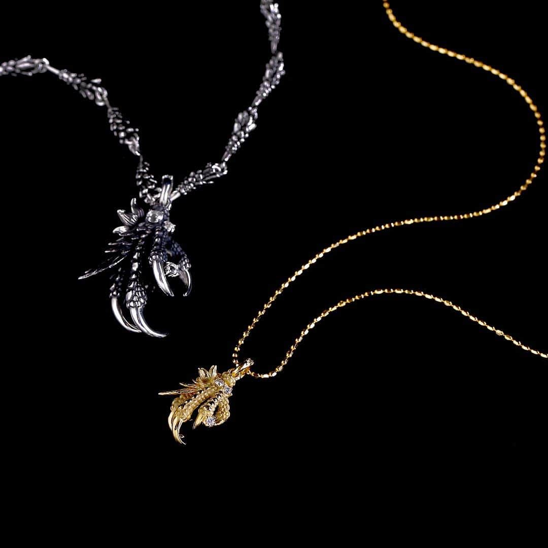 ブラッディマリーのインスタグラム：「Midnight  Pendant : Night raven w/white topaz ¥57,000+tax  Necklace : Rock bird 60cm ¥78,000+tax  Pendant : K18 Night raven w/diamond (top) ¥要見積もり  ・ ・ ・ 【ストーリー】 -真夜中の住人達- いつもと同じ道、同じ場所が いつのまにかまるで知らない世界に変わっているとしたら、全ては夢なのか、現実なのか…  目にしたことのない物が売られ、行き交う人は人でない者達。 そこは、実に奇妙なガラクタ市場。  ・ 【STORY】 -Midnight residents-  The same road as usual, the same place  If you're changing into a world you don't know before you know it, is everything a dream or reality ...  Things that have never been seen are sold, and the people who come and go are not people.  It's a really strange junk market.  ・ 【故事】 -午夜時分的居民們-  如果相同的路上、相同的地方 不知不覺間變成了完全陌生的世界， 那麼這一切究竟是夢，還是現實呢...  擺在貨架上的是從未見過的東西，來來往往的通行者並非人類。 在那裡，其實是個奇妙的跳蚤市場。  ーーーーーーーーーーーーーーーーーーー #bloodymaryjewelry #bloodymary #jewelry #silver #fashion #jewelryporn #jewelrydesign #jewelrygram #accessory #accessories #silverjewelry #ブラッディマリー #シルバーアクセサリー#fashionjewelry  #シルバー #アクセサリー#japanmade#血腥瑪麗#血腥瑪麗珠寶#血腥瑪麗銀飾#銀飾#天然石#飾品#珠寶#日本品牌」