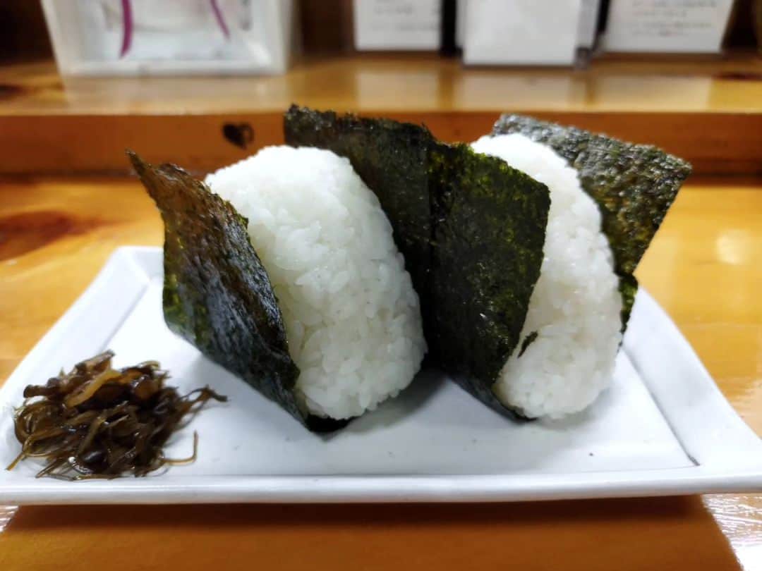 テレンス・リーのインスタグラム：「神奈川県愛甲郡愛川町中津「古民家風cafe蒼」のあおいちゃんが握る至高の梅＆鮭おにぎり！ #onigiriaction #onigiriactionとハッシュタグをつけておにぎりの画像を投稿すると協賛会社からアフリカの子供達の給食5食分に相当する100円が寄付されます #古民家風cafe蒼」