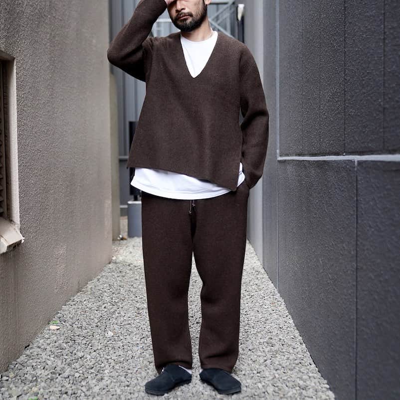 のインスタグラム：「. [walenode]   Innocent YAK Deep v-neck sweater  『walenode』で定番展開されているヤクウール100%で編みたてられたＶネックニット。 チベット高原の標高3,000mで放牧されているYAKの産毛を使用。色は原毛そのもの染めていない)MochaとBrownです。 天巾を狭く、深めにとったVネックのデザインは、顔まわりをすっきり見せ、カーディガンを着ているような感覚で着ていただけます。  Innocent YAK Circuler knitting pants  5ゲージで編んだバルキーヤクパンツ。今シーズンは裾まわりのパターンを改良してよりスッキリとしたシルエットにアップデート。編み地の伸びやすさを防ぐためのテストを重ね、膝やお尻(負荷のかかる部分)のダメージを最小限に食い止めています。左右に脇線を置かない1枚ずつのパターンで構成しているため、立体的な見え方になっています。   ▶︎ #mawsapporo #MāW #insonlinestore #sapporo #hokkaido #walenode」