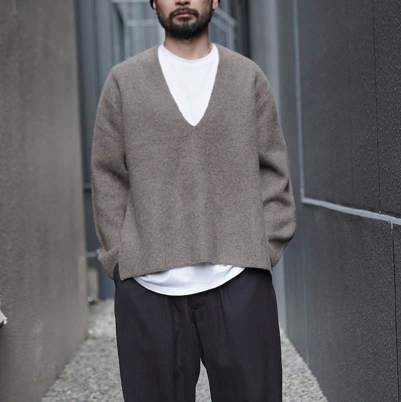 のインスタグラム：「. [walenode]  Innocent YAK Deep v-neck sweater  『walenode』で定番展開されているヤクウール100%で編みたてられたＶネックニット。 チベット高原の標高3,000mで放牧されているYAKの産毛を使用。色は原毛そのもの染めていない)MochaとBrownです。 天巾を狭く、深めにとったVネックのデザインは、顔まわりをすっきり見せ、カーディガンを着ているような感覚で着ていただけます。  ▶︎ #mawsapporo #MāW #insonlinestore #sapporo #hokkaido #walenode」