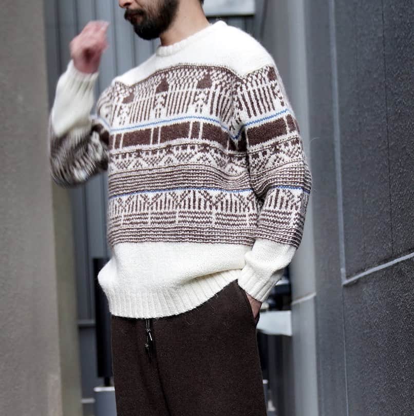 のインスタグラム：「. [walenode]   Roving alpaca wool Jacquard sweater for LR  20世紀を代表するイギリスの陶芸家”ルーシー・リー”の代表作である線分円筒花器のシルエットを分解し、フェアアイルのシングルジャカードで編み立てられたこちら。ロービング(長くて細い繊維の束)のアルパカ/ウールの糸に極細の糸を巻き付け、ロービング糸に畝を作り出したオリジナルの糸を使用しています。   ▶︎ #mawsapporo #MāW #insonlinestore #sapporo #hokkaido #walenode」