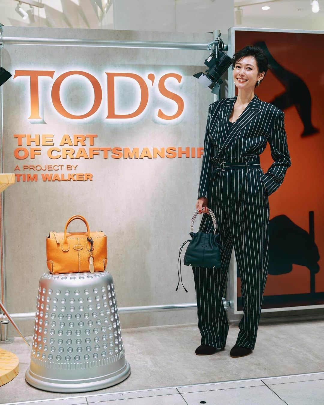 田丸麻紀のインスタグラム：「TOD’S のポップアップ　 「TOD’S THE ART OF CRAFTSMANSHIP」 にお邪魔いたしました。  とってもながーーーく 愛用している ブランドでもある　 TOD’S  毎シーズン 靴、バッグ、お洋服 沢山の TOD’S アイテムに キュンキュン♡しています。 今回のイベントでは 「アート オブ クラフツマンシップ」は、世界的に 有名な写真家ティム・ウォーカー氏とトッズが コラボレーションし、今年4月のミラノ・デザイン ウィークで発表したプロジェクトです。 その世界観から着想を得て、デフォルメされたハサミや 巻尺、ブラシ等のプロップがポップアップ会場に並びます。 レザーを扱う職人たちが大切にしているこれらの道具は、 トッズのクラフツマンシップを表現する遊び心あふれる仕掛けです。  人気の「T ケース バッグ」や「ワンティー スニーカー」に シアリング素材を施した特別モデルが各イベントに登場。 そして、冬の可愛らしいモコモコバッグやスニーカーが、 とってもキュートでうっとりしました😍😍😍  このポップアップは、日本橋三越本店 本館１階で ～24日（火） まで開催中とのことです。  ＃Tods ＃TodsPopup ＃TodsFW24 ＃PR」