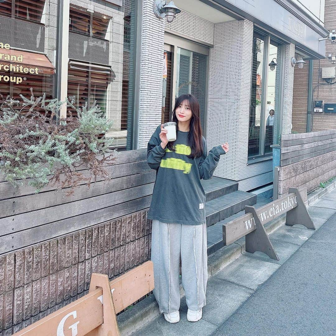 根岸愛さんのインスタグラム写真 - (根岸愛Instagram)「☀️🥤☀️ . 良い天気は嬉しい🥰 らくちん服🐈💕 オーバーサイズ好きだから XLとかもよく買うよ〜🫶 着てるやつはこれでワンサイズ 上下共に👚👖 @utilityharajuku  . #ootd #fashion #menslike #utilityharajuku #autumn  #オーバーサイズ #メンズライクコーデ  #私服 #ねぎ私服 #ねぎしふく #秋服」10月19日 15時08分 - negishiai927