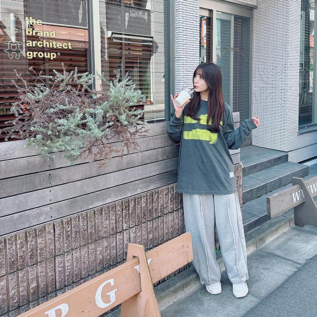 根岸愛さんのインスタグラム写真 - (根岸愛Instagram)「☀️🥤☀️ . 良い天気は嬉しい🥰 らくちん服🐈💕 オーバーサイズ好きだから XLとかもよく買うよ〜🫶 着てるやつはこれでワンサイズ 上下共に👚👖 @utilityharajuku  . #ootd #fashion #menslike #utilityharajuku #autumn  #オーバーサイズ #メンズライクコーデ  #私服 #ねぎ私服 #ねぎしふく #秋服」10月19日 15時08分 - negishiai927