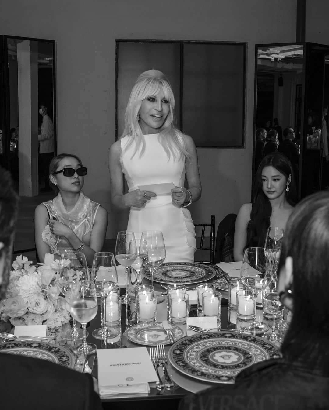 ドナテラ・ヴェルサーチさんのインスタグラム写真 - (ドナテラ・ヴェルサーチInstagram)「It’s great to be back in Shanghai for our second Versace Icons dinner. Celebrating amazing women around the world is a real honor for me. Thank you @urnotchrislee for co-hosting this event with me 🤍」10月19日 15時17分 - donatella_versace