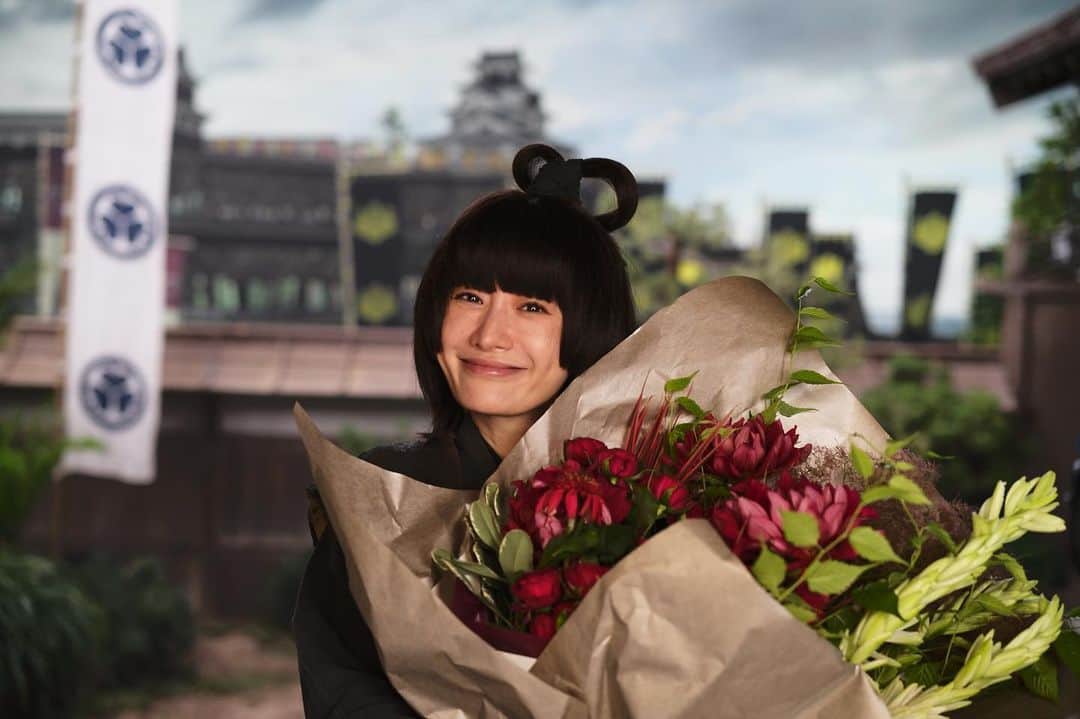 松本潤のインスタグラム：「⁡ ⁡ 〜クランクアップ集〜 ⁡ 大鼠  松本まりかさん ⁡ 瀬名奪還作戦で登場した時から長きに渡り仕えてくれた大鼠。 ひと足先にオールアップです。 共通の友人の繋がりでなんだかんだ昔から知っていますが、お芝居の現場は初めてでとても新鮮でした。紅一点の女忍者🥷格好良かったです！！ お疲れ様でした！！！ ⁡ photo by Ieyasu & Staff ⁡ #どうする家康 #大鼠 #松本まりか #服部党集合 #裕貴と若菜ちゃんも合流 #わしもだ #お疲れ様でした！！ #孝之と一緒にまた飲みに行こー🍺」