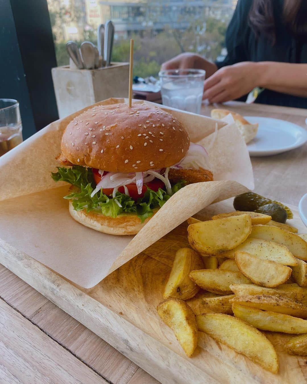 道岡桃子さんのインスタグラム写真 - (道岡桃子Instagram)「本日のランチ✨  サーモンバーガー🍔  フライドポテトも大好き！  おいしいお店があれば教えてくださいね👍  ごちそうさまでした☺️  #飯田橋グルメ  #飯田橋カフェ  #女子会  #女子会ランチ  #ランチ #ハンバーガー #ノースリーブ  #ノースリーブワンピース #フライドポテト  #デカ盛り  #デカ盛りグルメ  #hamburger」10月19日 15時25分 - momoko_ana