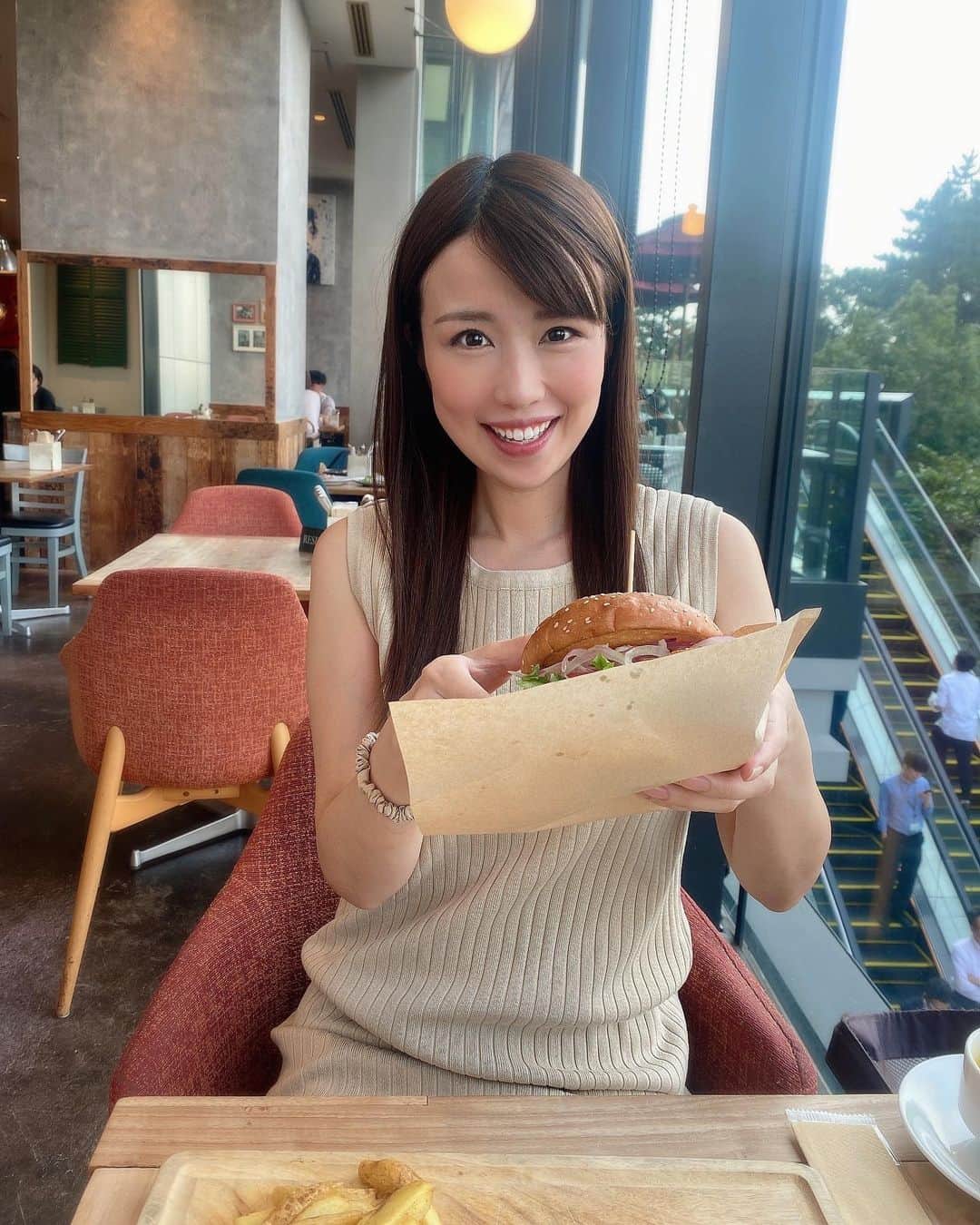 道岡桃子さんのインスタグラム写真 - (道岡桃子Instagram)「本日のランチ✨  サーモンバーガー🍔  フライドポテトも大好き！  おいしいお店があれば教えてくださいね👍  ごちそうさまでした☺️  #飯田橋グルメ  #飯田橋カフェ  #女子会  #女子会ランチ  #ランチ #ハンバーガー #ノースリーブ  #ノースリーブワンピース #フライドポテト  #デカ盛り  #デカ盛りグルメ  #hamburger」10月19日 15時25分 - momoko_ana