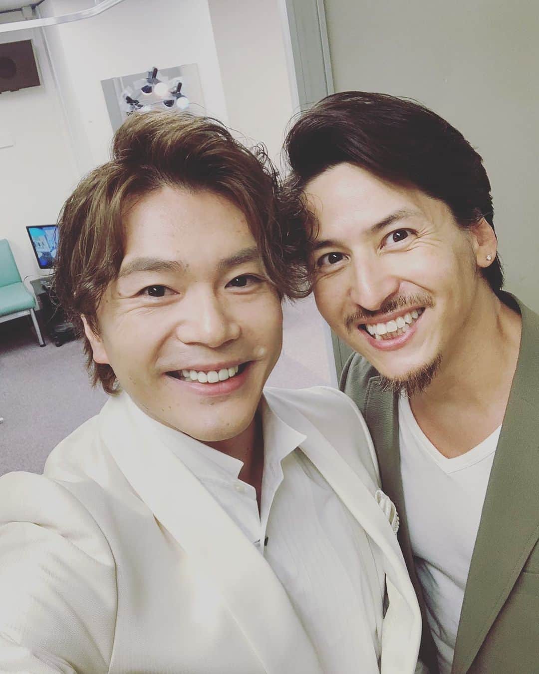 伊礼彼方のインスタグラム：「先日「はやウタ」で遭遇。 喜びの再会を分かち合った直後の2人💕  #はやウタ #シュガー」