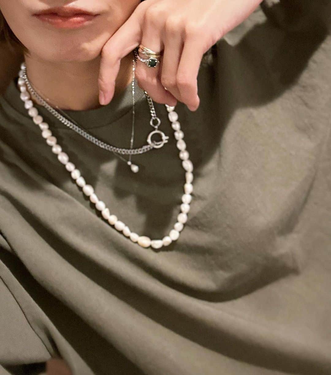 西山茉希さんのインスタグラム写真 - (西山茉希Instagram)「カーキ×シルバー×パール×ダイヤ。 無地Tに重ねてく。  #シルバーネックレス #パールネックレス @lohmejewelry」10月19日 15時31分 - maki.nshiyama50